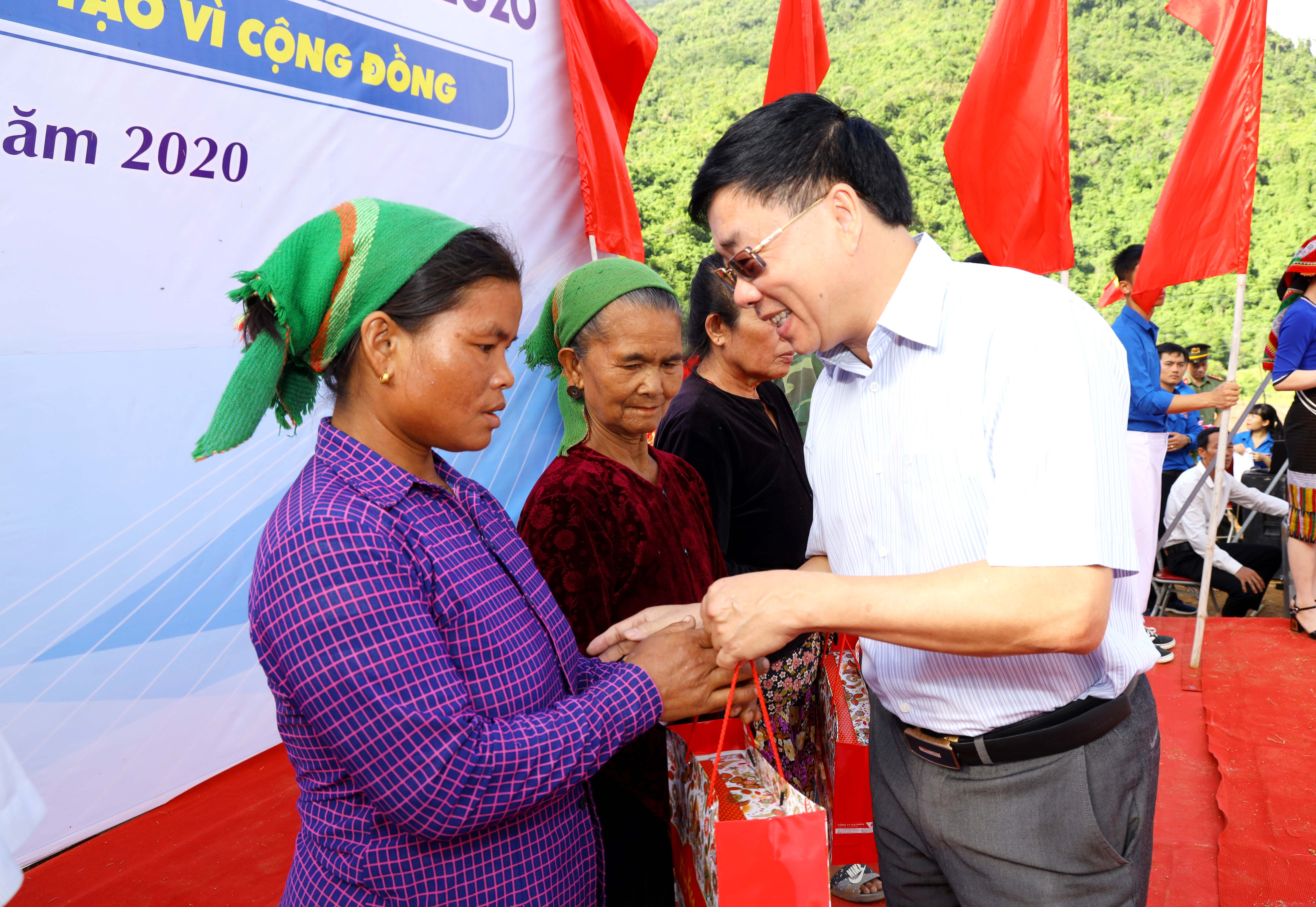 Đồng chí Nguyễn Văn Thông – Phó Bí thư Tỉnh ủy tặng quà đến các hộ nghèo xã Mỹ Lý (Kỳ Sơn) tại buổi lễ ra quân Thanh niên hè tỉnh nguyện 2020 của tuổi trẻ Nghệ An. Ảnh Nguyên Sơn