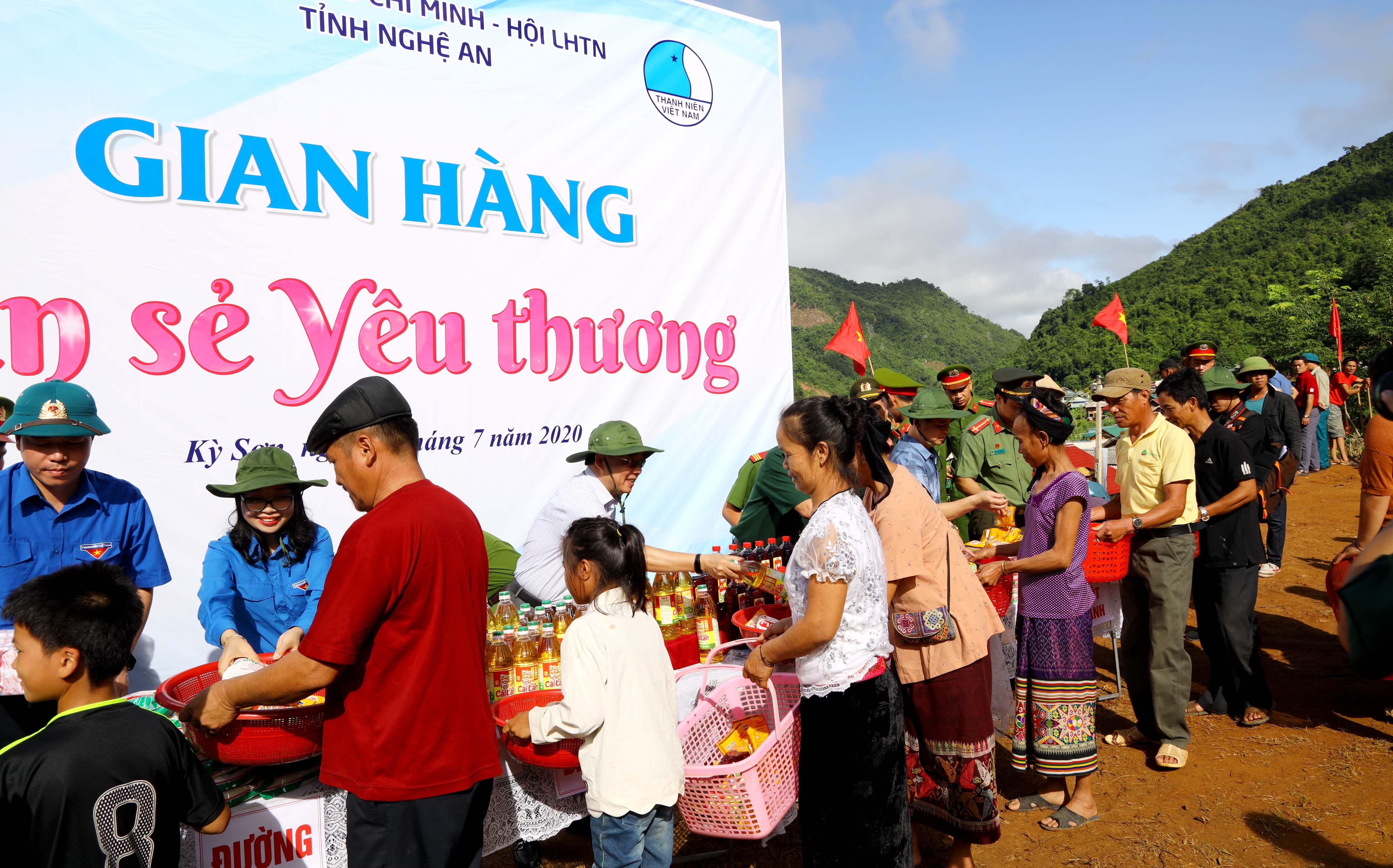 Gian hàng chia sẻ yêu thương trong lễ ra quân. Ảnh Nguyên Sơn