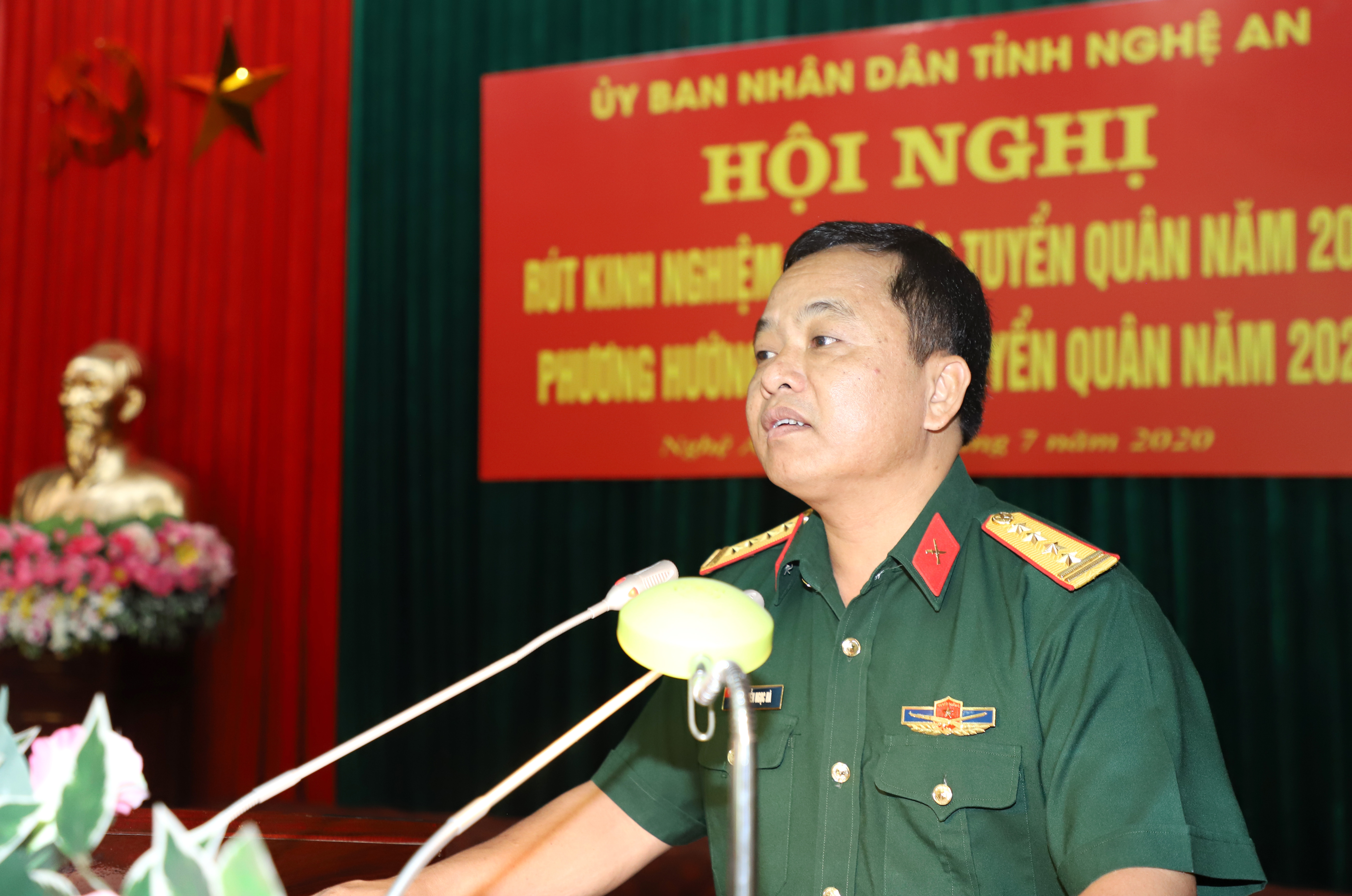 Đại tá Nguyễn Ngọc Hà - Ủy viên BTV Tỉnh ủy, Chỉ huy trưởng Bộ Chỉ huy Quân sự tỉnh phát biểu tại hội nghị. Ảnh: Phạm Bằng