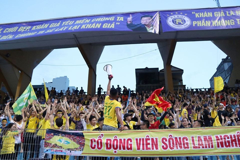 Liệu ai còn nhớ đến fan hâm mộ? Ảnh SLFC