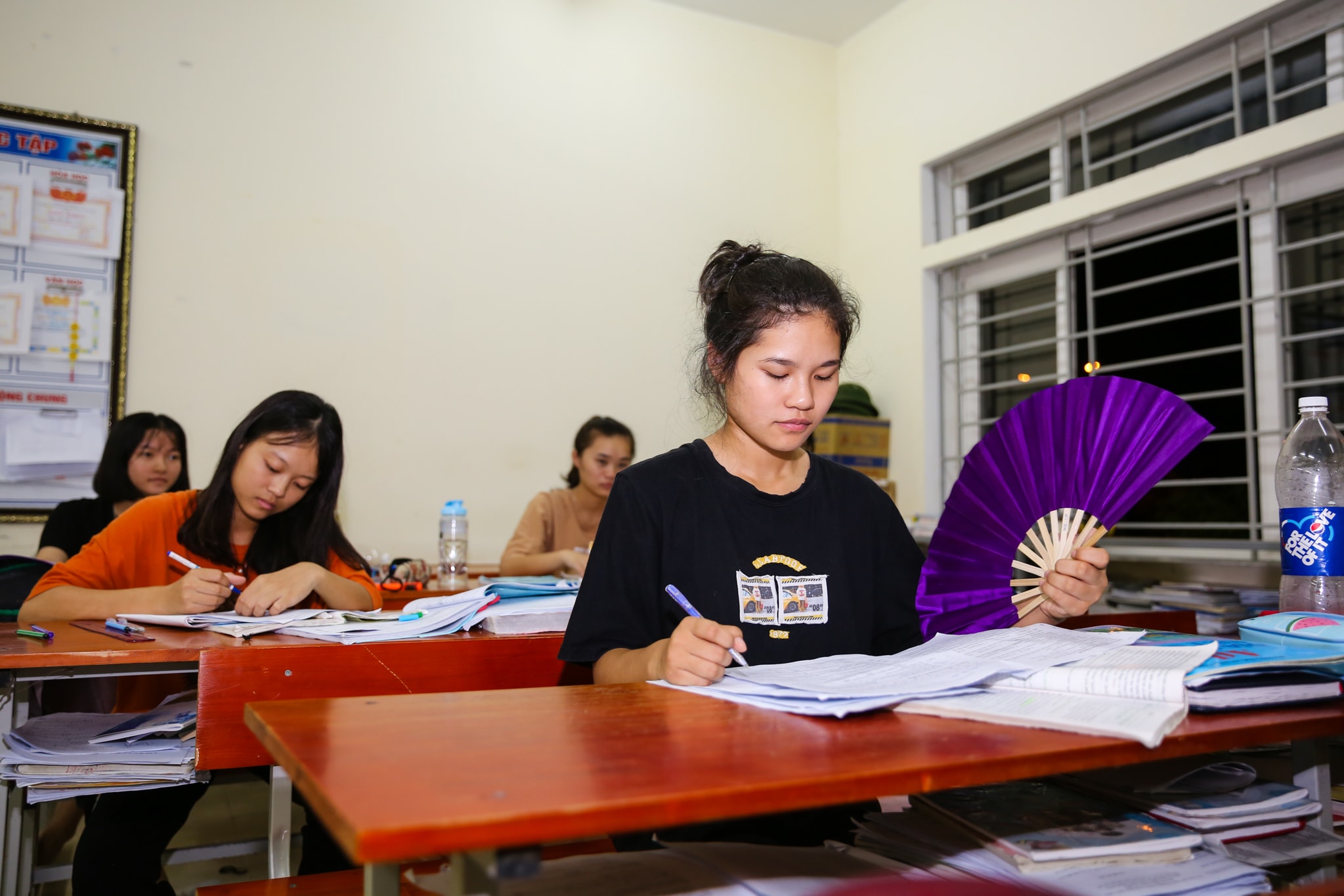 Tuy nhiên với thời tiết quá nóng nhiều em phải mang theo cả quạt giấy để làm mát cho mình. Ảnh: Đức Anh