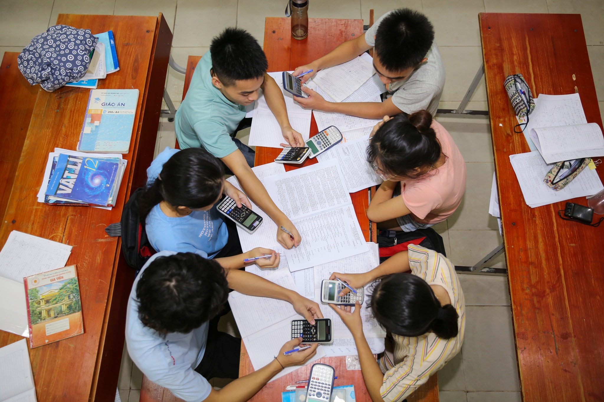 Học nhóm là phương pháp để các em giải các bài khó một cách hiệu quả. Ảnh: Đức Anh