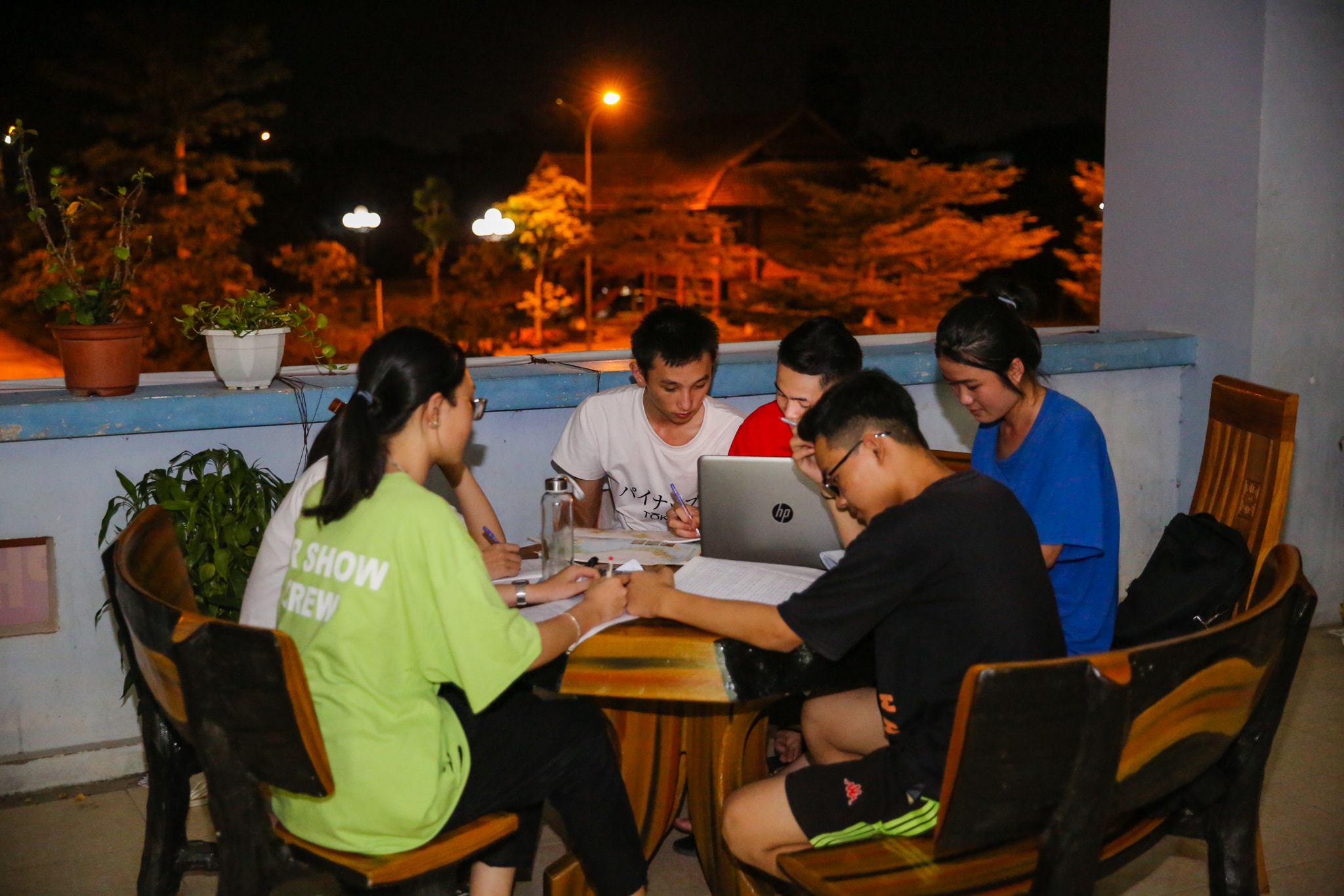 Các hành lang, ban công của trường cũng đều được thắp sáng để các em có thể tận dụng làm nơi học giúp các em thoáng mát hơn. Ảnh: Đức Anh
