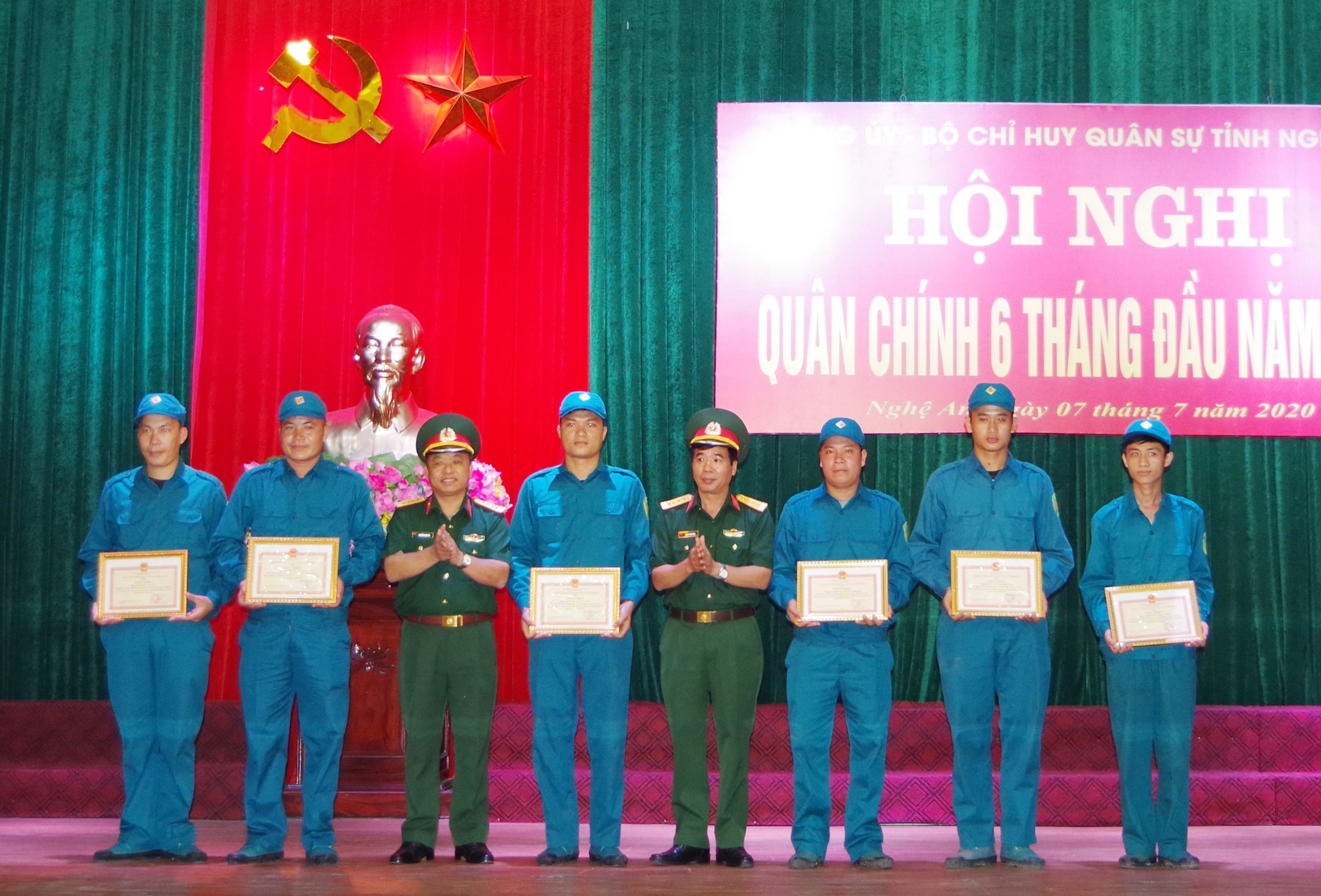hủ trưởng Bộ CHQS tỉnh trao giấy khen cho các cá nhân có thành tích xuất sắc trong Hội thi Phân đội pháo binh giỏi năm 2020.  