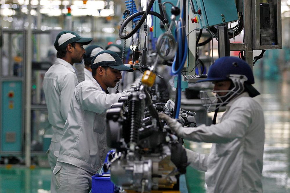 Nhiều doanh nghiệp Ấn Độ ngay lập tức đã phát động chiến dịch mang tên “Atmanirbhar Bharat”. Ảnh: Reuters