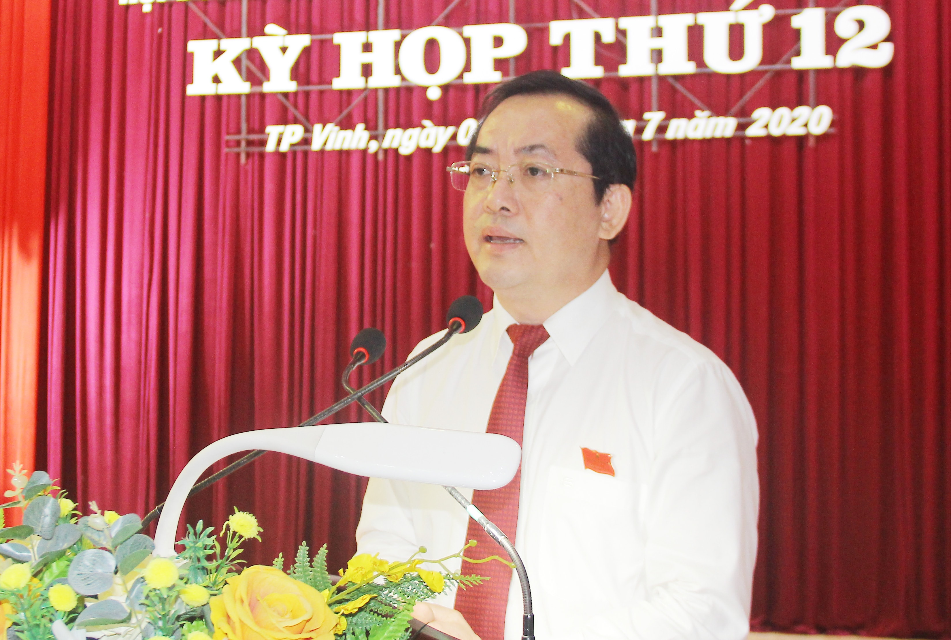 Chủ tịch HĐND thành phố Nguyễn Văn Lư phát biểu bế mạc kỳ họp. Ảnh: Mai Hoa