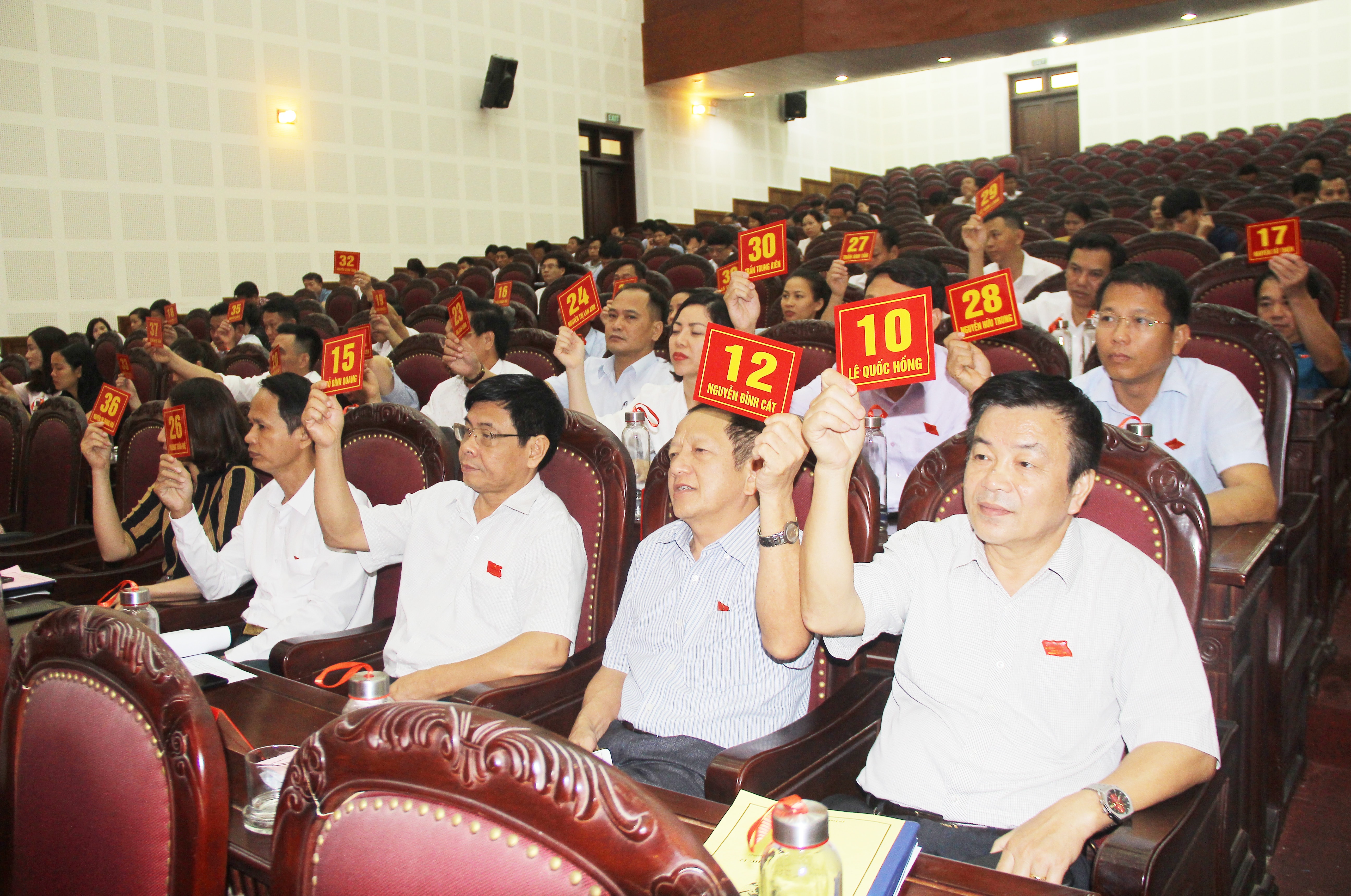 Các đại biểu biểu quyết thông qua nghị quyết tại kỳ họp. Ảnh: Mai Hoa