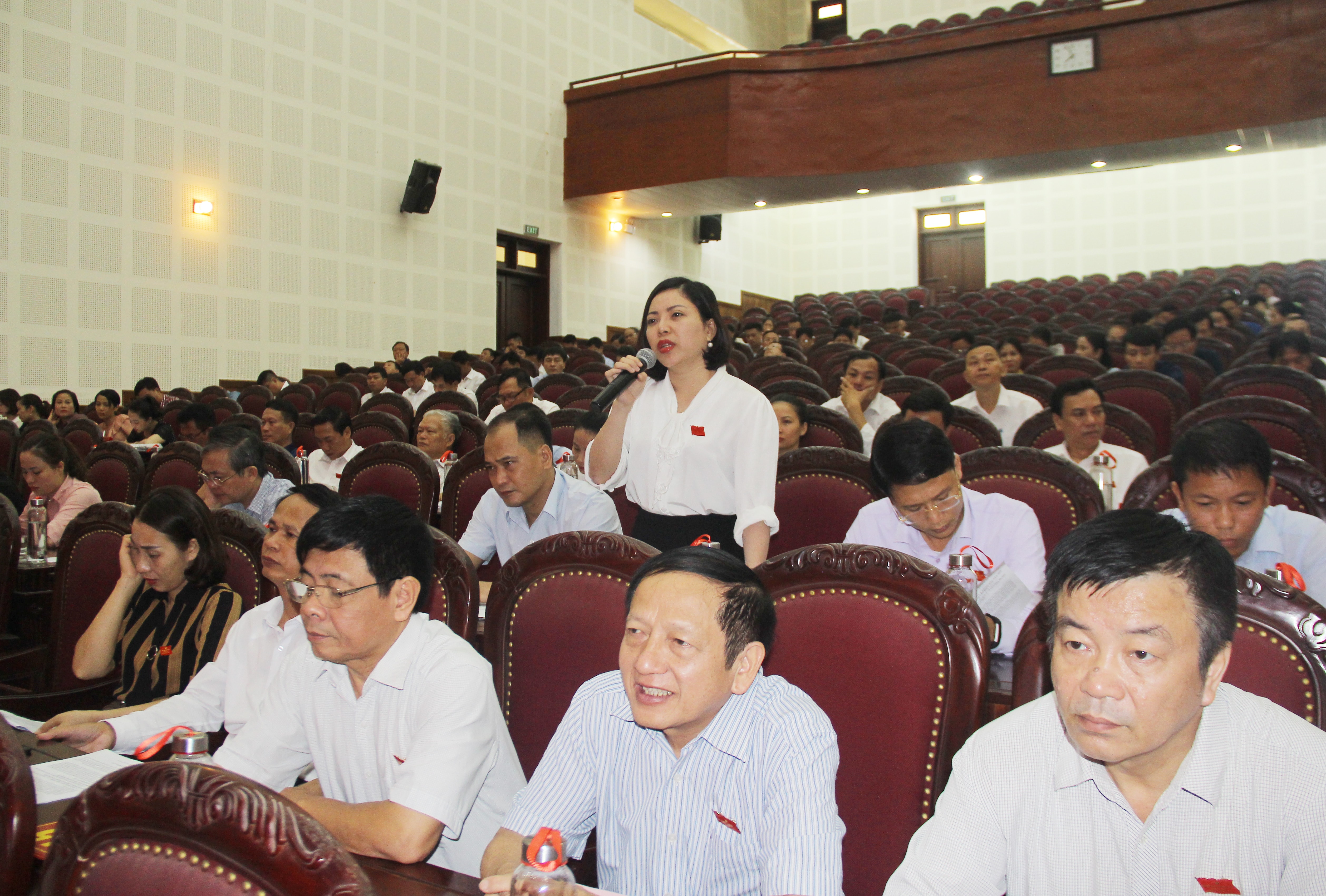 Đại biểu HĐND thành phố phản ánh một số kiến nghị cử tri chậm được giải quyết. Ảnh Mai Hoa