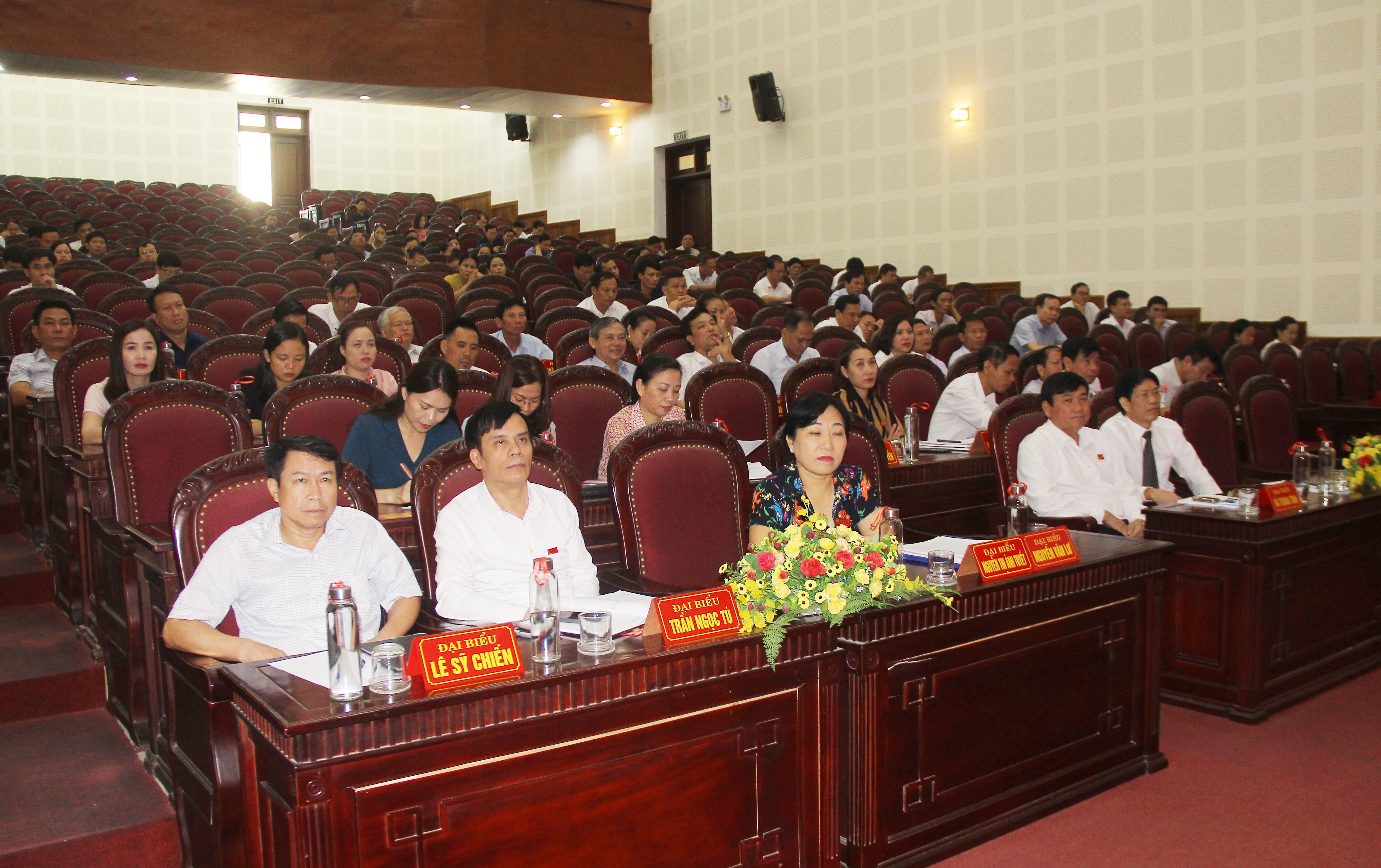 Sáng 7/7, kỳ họp thứ 12, HĐND thành phố Vinh khóa XXI, nhiệm kỳ 2016 – 2021 tiếp tục phiên thảo luận tại hội trường, thảo luận thông qua các nghị quyết và tiến hành bế mạc kỳ họp. Ảnh Mai Hoa