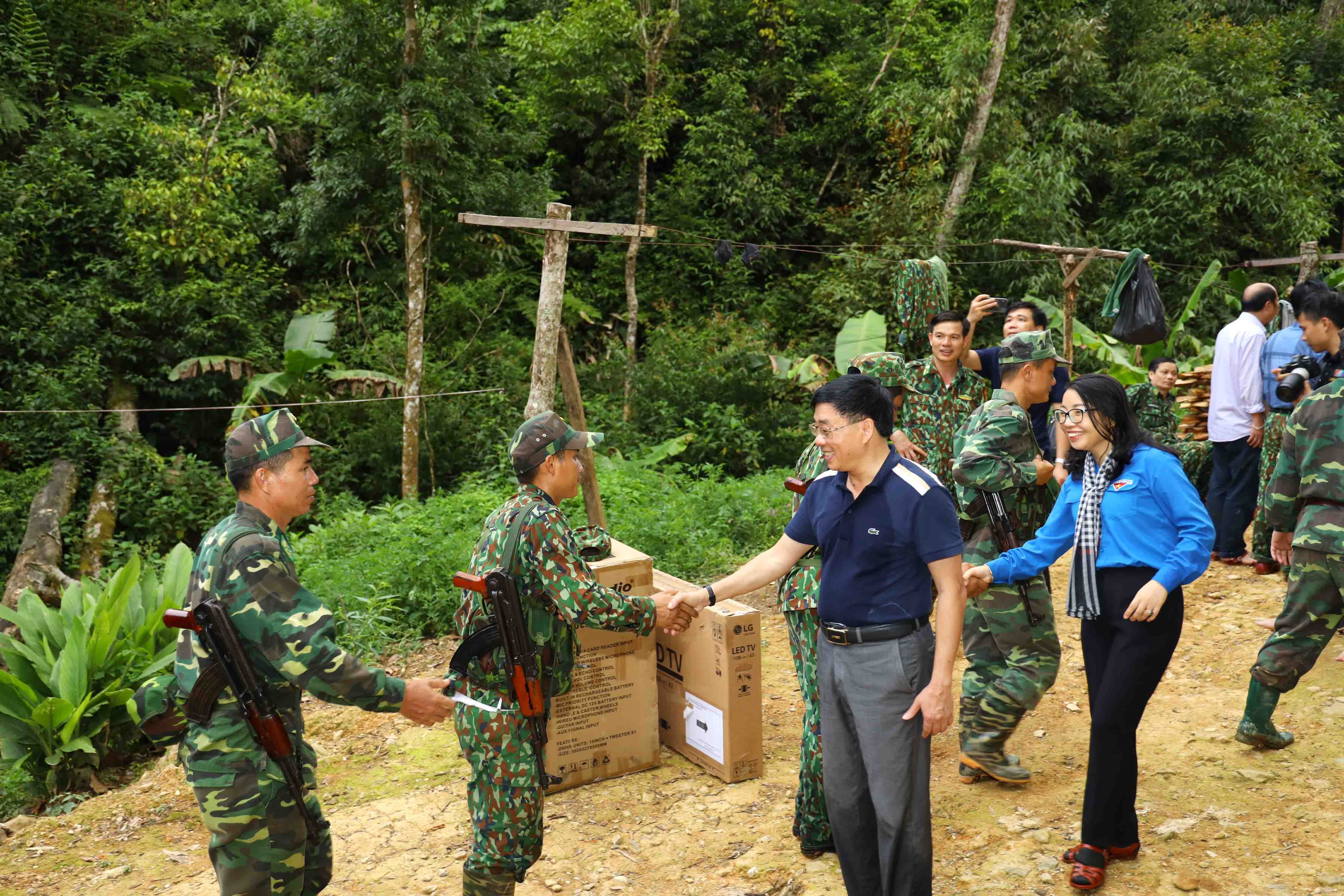 Đồng chí Nguyễn Văn Thông cùng đại diện Tỉnh đoàn thăm hỏi Cán bộ, chiến sỹ điểm Nhot Lợt. Ảnh Nguyên Sơn