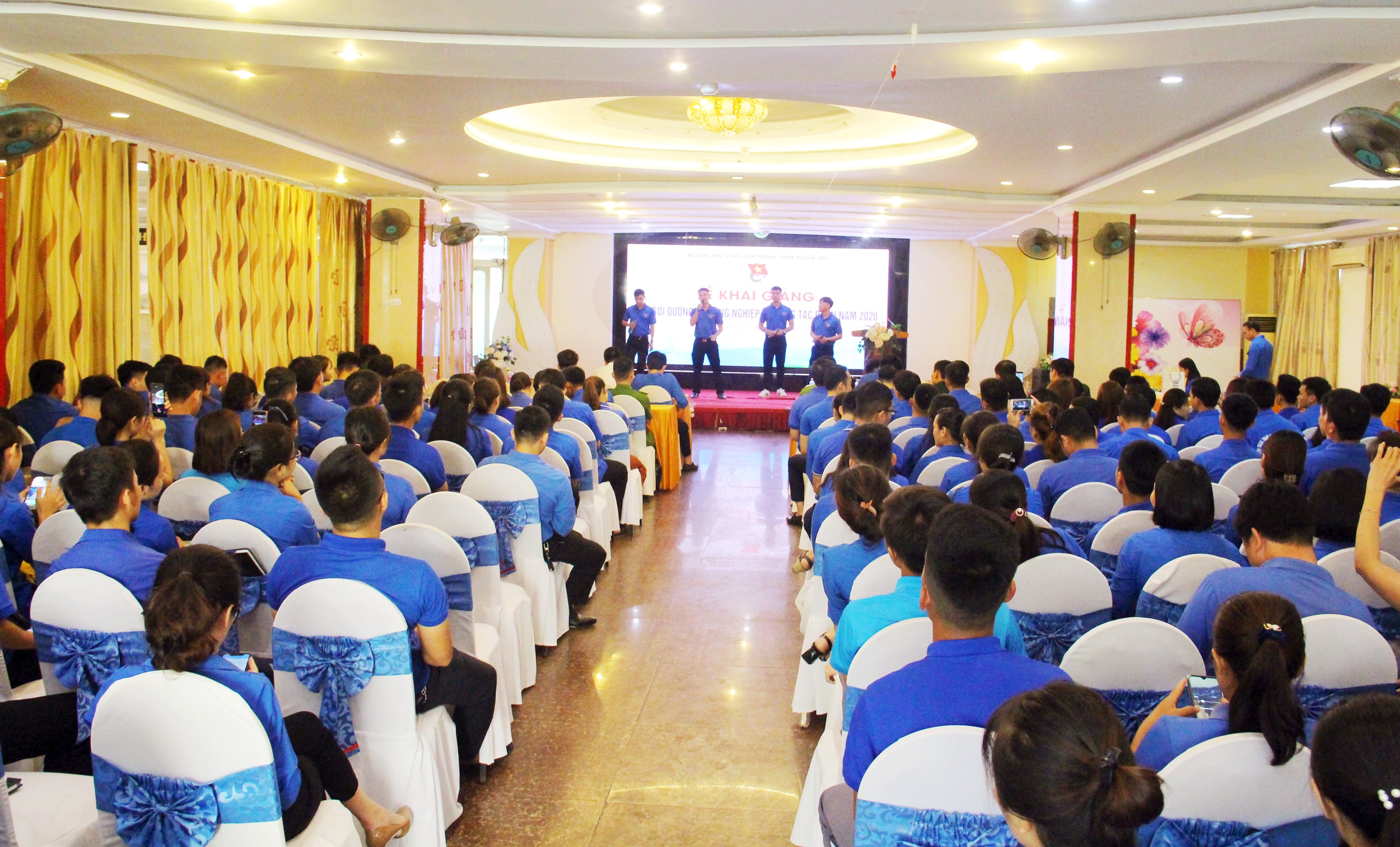 Sáng 7/7, Ban Thường vụ Tỉnh đoàn tổ chức khai giảng lớp bồi dưỡng nghiệp vụ, kỹ năng công tác Đoàn năm 2020. Dự lễ khai giảng có đồng chí Nguyễn Đức Hùng - Ủy viên BCH, Phó chủ nhiệm Ủy ban kiểm tra Trung ương Đoàn; đại diện Ban tổ chức Tỉnh ủy, đại diện Thường trực Tỉnh đoàn Nghệ An  và 200 cán bộ đoàn đến từ các cơ sở Đoàn trên địa bàn toàn tỉnh. 