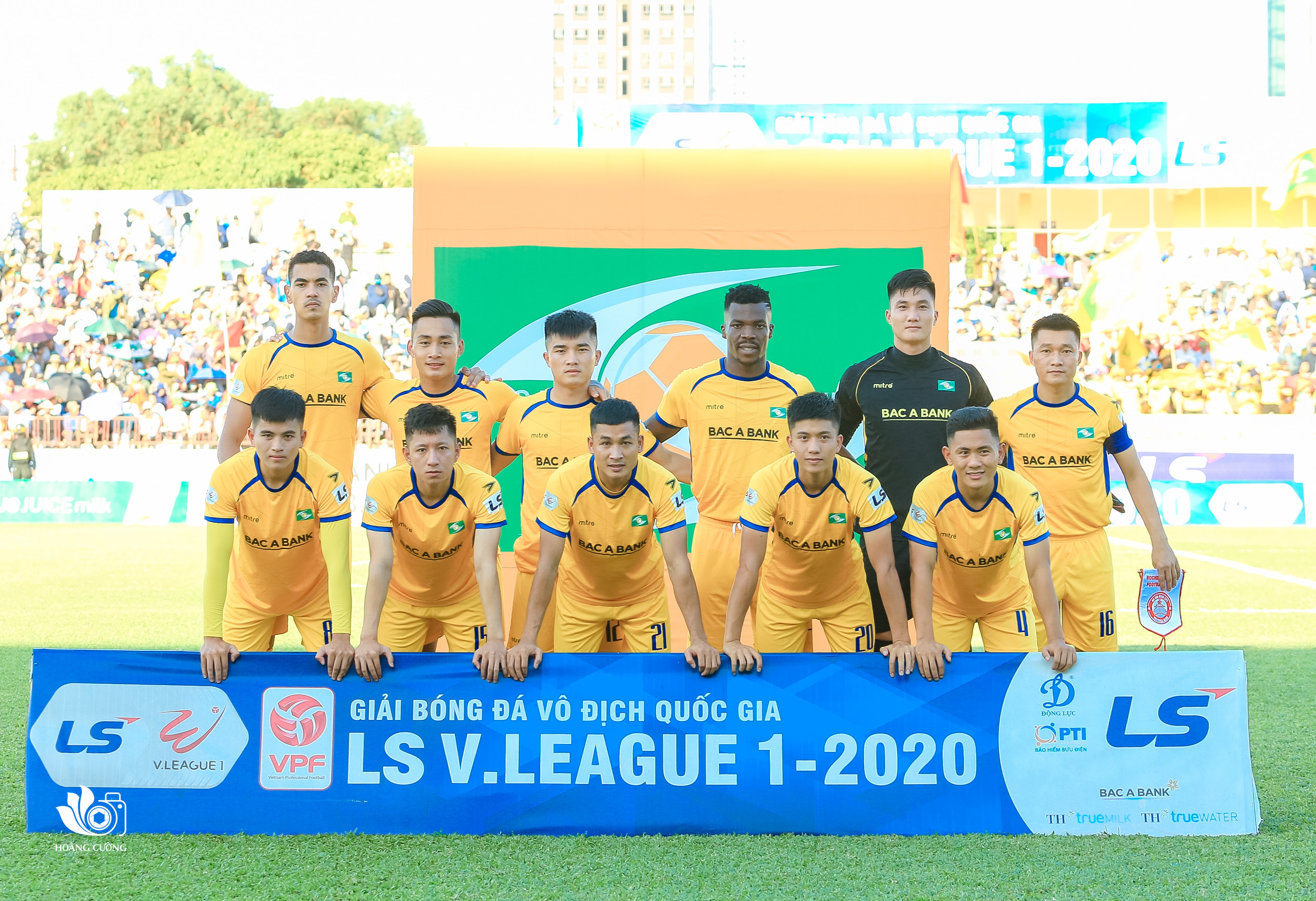 Đội hình SLNA còn quá trẻ để đứng vững trong lần đầu chơi tại V.League. Ảnh: SLNA FC