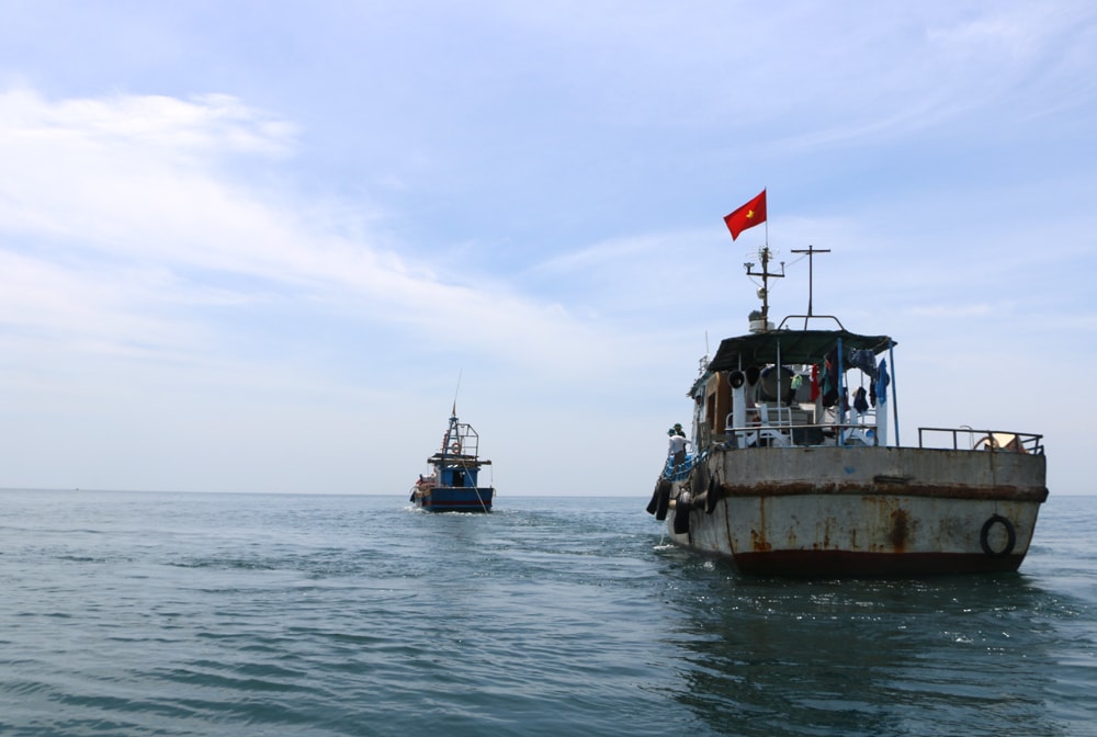 Tàu kiểm ngư làm nhiệm vụ giám sát, kiểm tra hoạt động đánh bắt thủy sản trên vùng ven bờ và vùng lộng. Ảnh: Nguyễn Hải