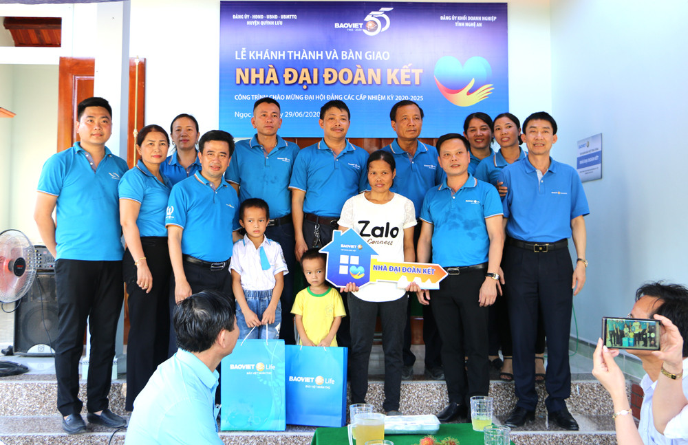 Đại diện các Công ty thành viên của Bảo Việt tại Nghệ An tại lễ trao nhà Đại đoàn kết cho 1 hộ nghèo ở xã Ngọc Sơn, huyện Quỳnh Lưu. Ảnh: Nguyễn Hải