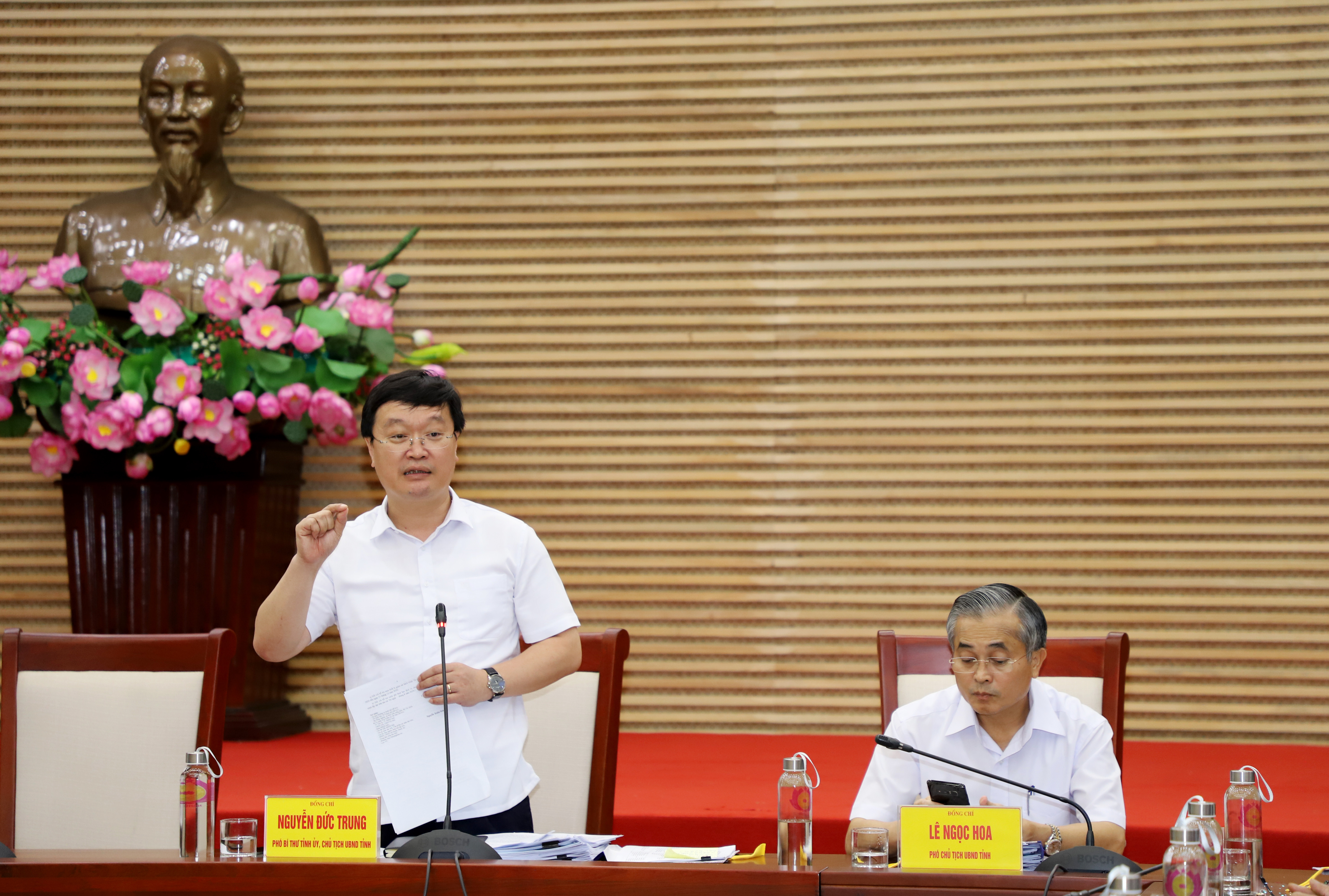 Chủ tịch UBND tỉnh Nguyễn Đức Trung phát biểu tại phiên họp. Ảnh: Phạm Bằng