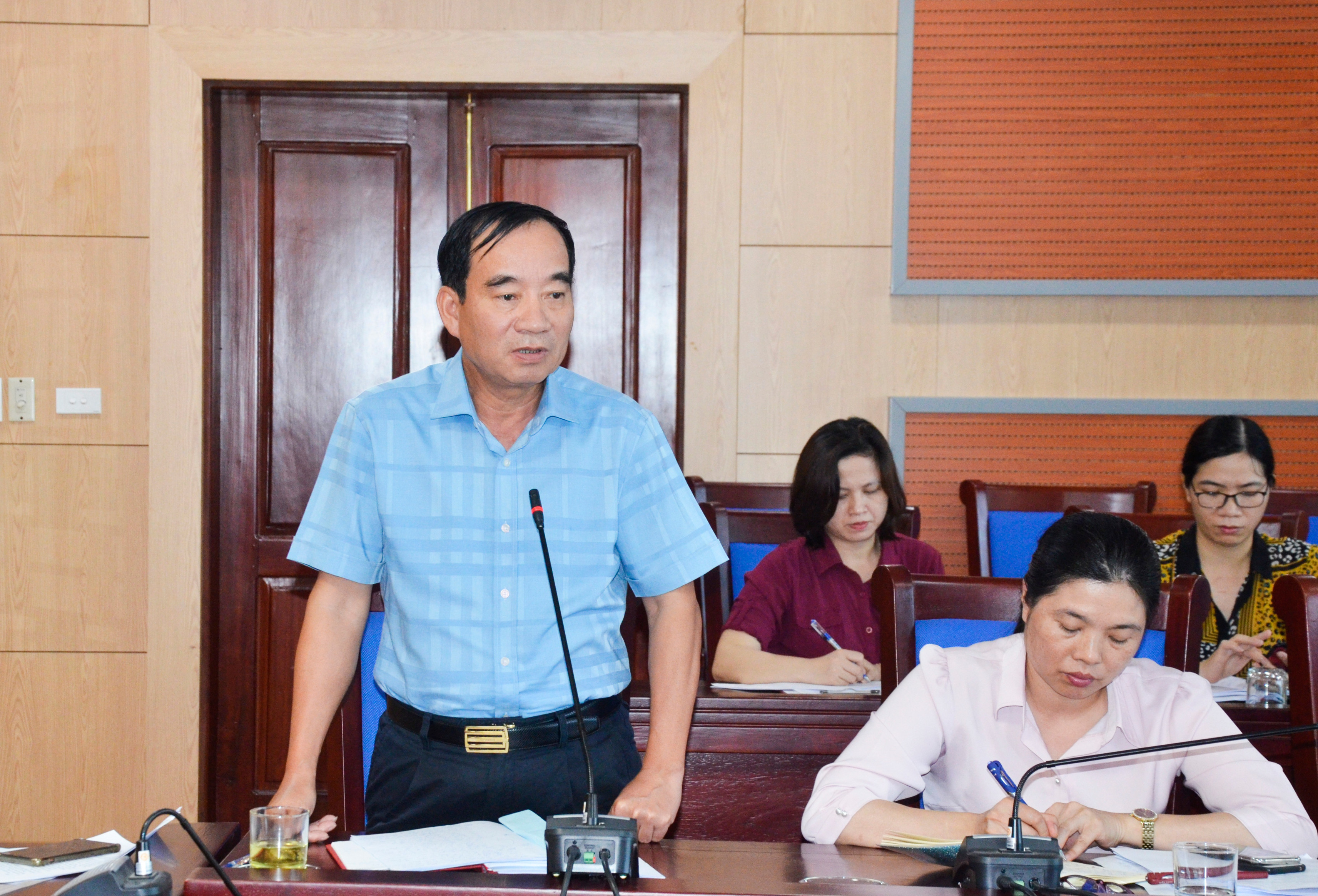 Phó Chủ tịch HĐND tỉnh Hoàng Viết Đường phát biểu 