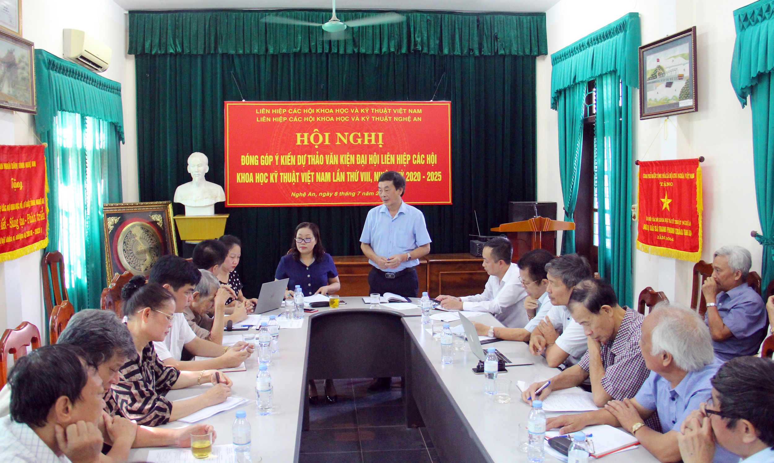 Sáng 8/7, Liên hiệp các hội Khoa học và Kỹ thuật Việt Nam phối hợp với Liên hiệp các hội Khoa học và Kỹ thuật Nghệ An tổ chức hội nghị đóng góp ý kiến vào dự thảo văn kiện Đại hội VIII Liên hiệp các hội Khoa học và Kỹ thuật Việt Nam, nhiệm kỳ 2020 – 2025. Chủ trì có các đồng chí: Phan Tùng Mậu – Phó Chủ tịch Liên hiệp các hội Khoa học và Kỹ thuật Việt Nam;  Nguyễn Thị Thu Hường - Ủy viên Ban Thường vụ, Trưởng ban Tuyên giáo Tỉnh ủy, Chủ tịch Liên hiệp các hội Khoa học và Kỹ thuật Nghệ An.