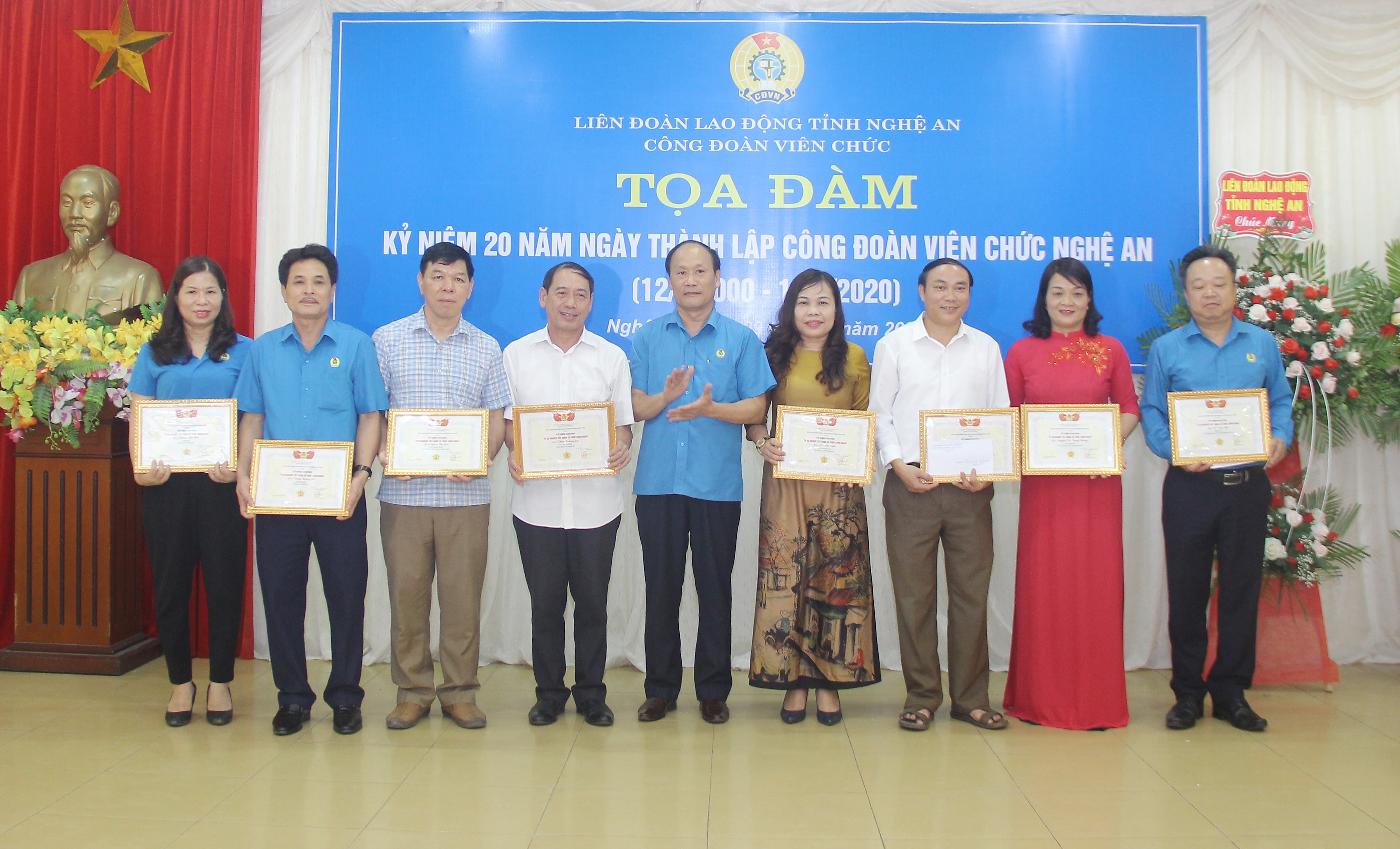 Chủ tịch LĐLĐ tỉnh Nguyễn Tử Phương trao tặng Kỷ niệm chương cho các cá nhân. Ảnh: Mai Hoa