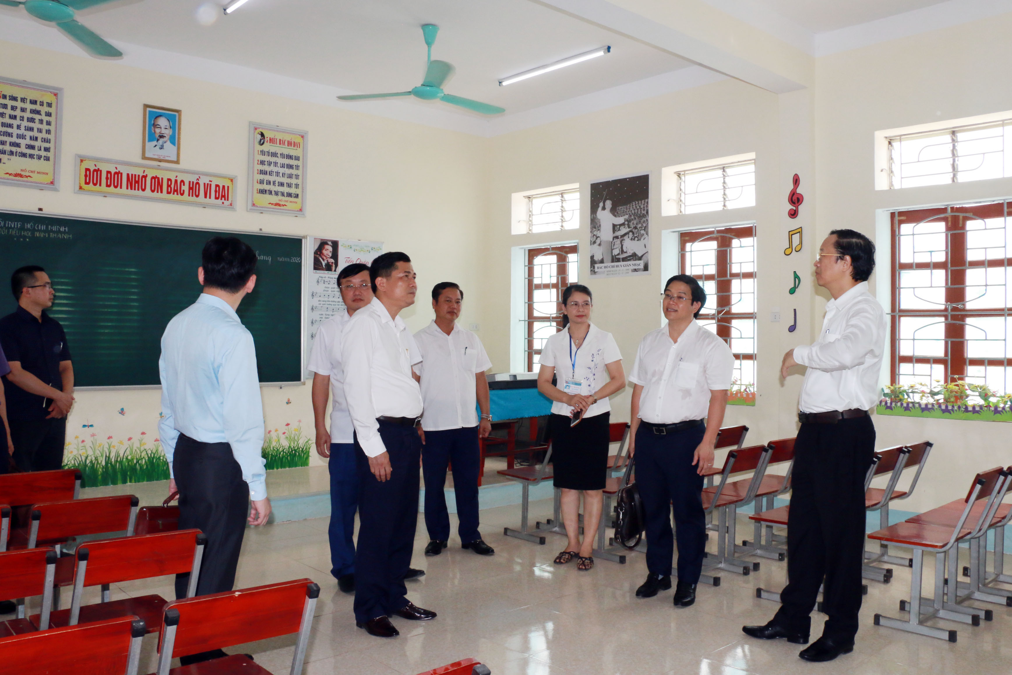 Đoàn công tác của Bộ Giáo dục và Đào tạo kiểm tra các phòng dạy chức năng tại trường Tiểu học Nam Thanh - Nam Đàn. Ảnh: Mỹ Hà