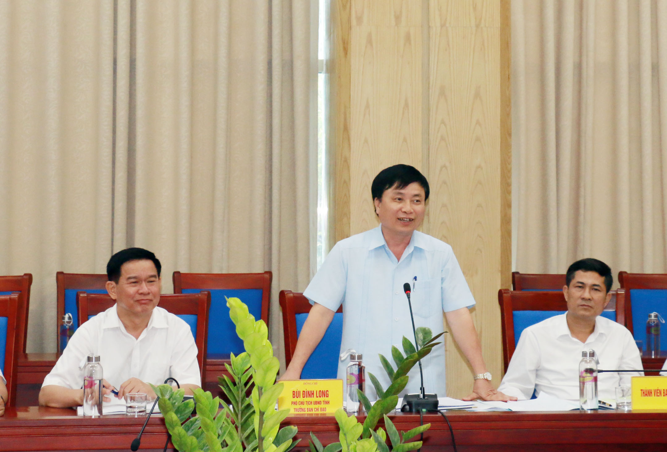 Đồng chí Phó Chủ tịch UBND tỉnh Bùi Đình Long phát biểu tại cuộc họp. Ảnh: Mỹ Hà