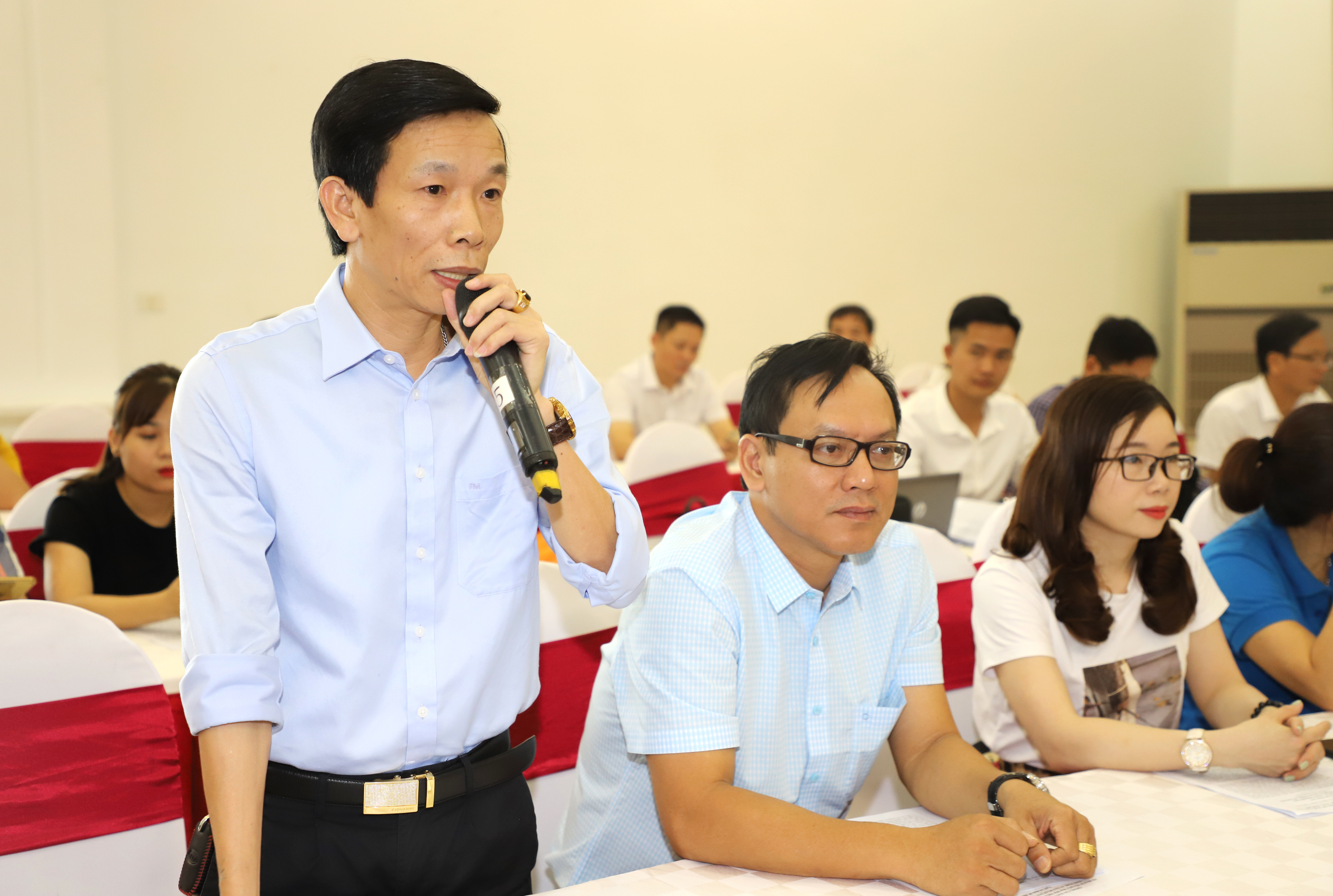 Nhà báo Bá Thăng - Báo VTC News đặt câu hỏi về vấn đề đưa nhầm 231 người Ơ Đu vào đề án Phát triển kinh tế - xã hội dân tộc Ơ Đu. Ảnh: Phạm Bằng