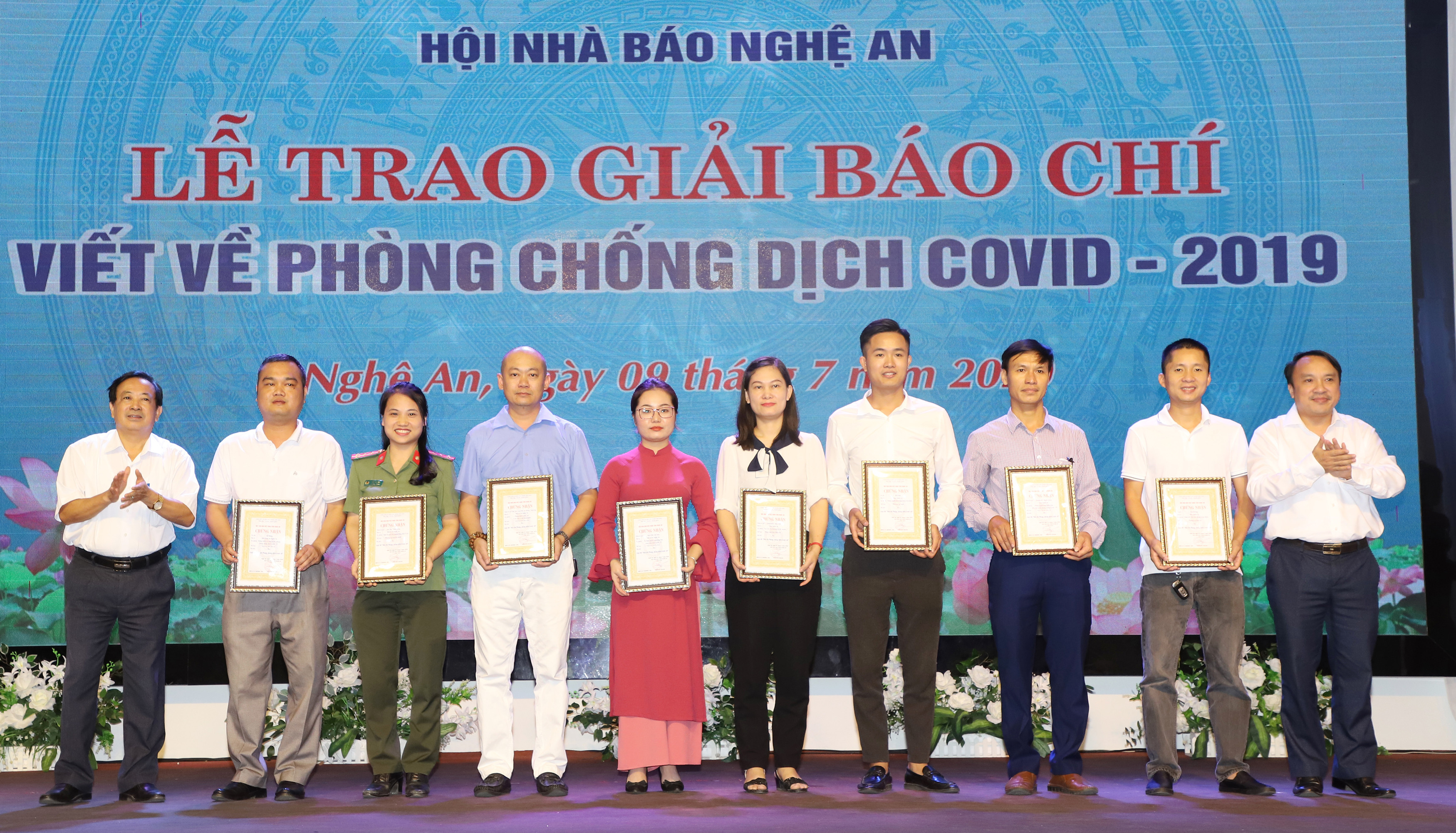 trao giải Ba cho các tác giả. Ảnh: Phạm Bằng