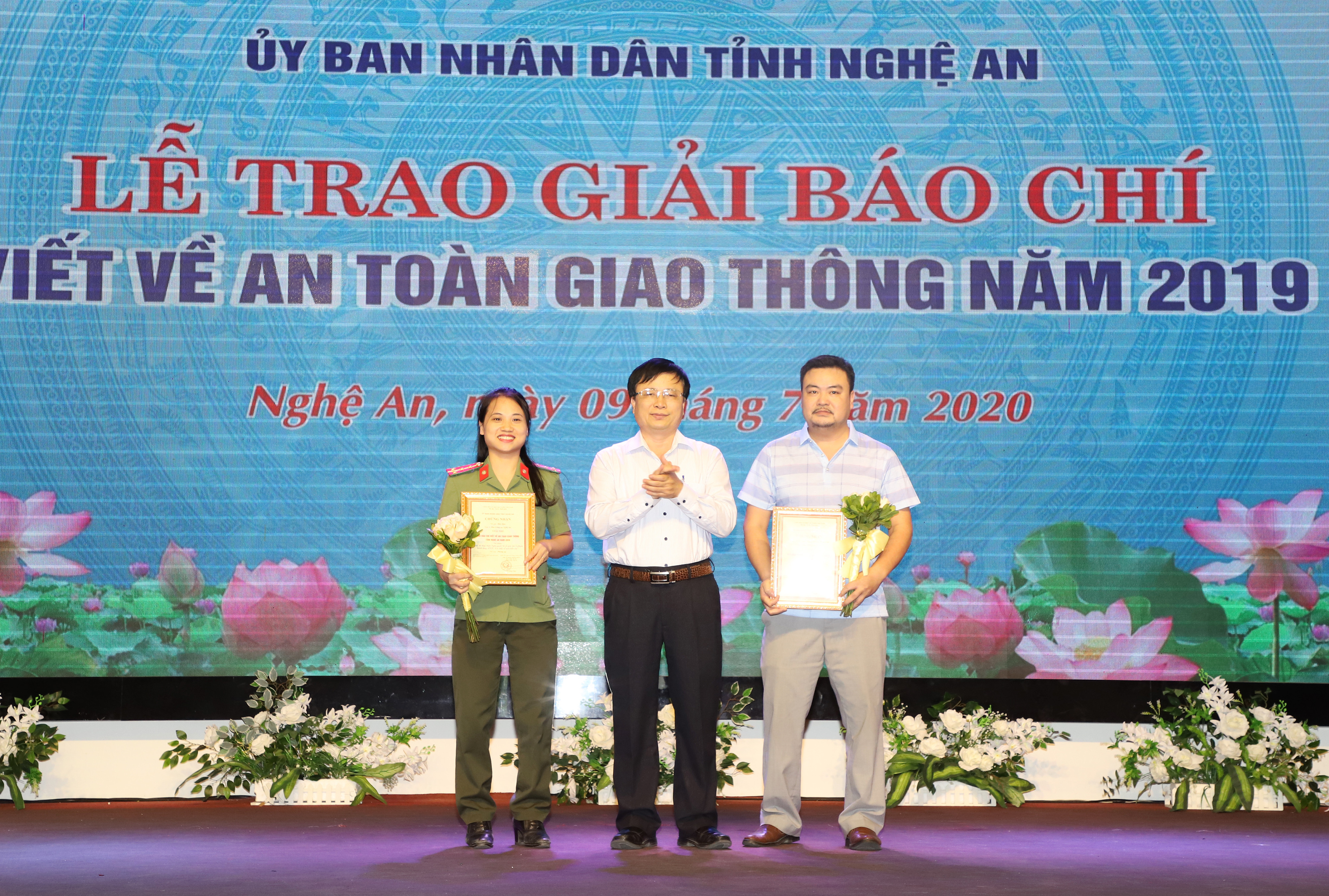 Đồng chí Bùi Đình Long - Phó Chủ tịch UBND tỉnh trao Giải Nhì cho các tác giả đạt giải Báo chí viết về ATGT tỉnh Nghệ An năm 2019. Ảnh: Phạm Bằng