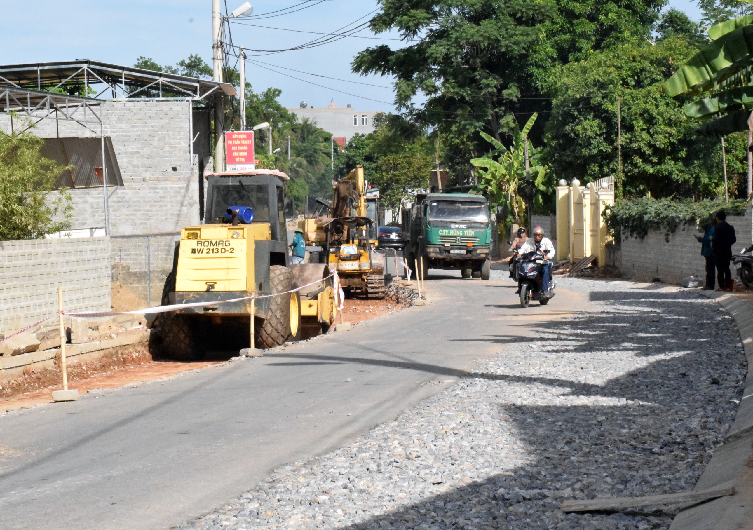 Thi công dự án nâng cấp, mở rộng tuyến đường từ cầu thực phẩm đến ngã 3 địa chất. Ảnh: Xuân Hoàng