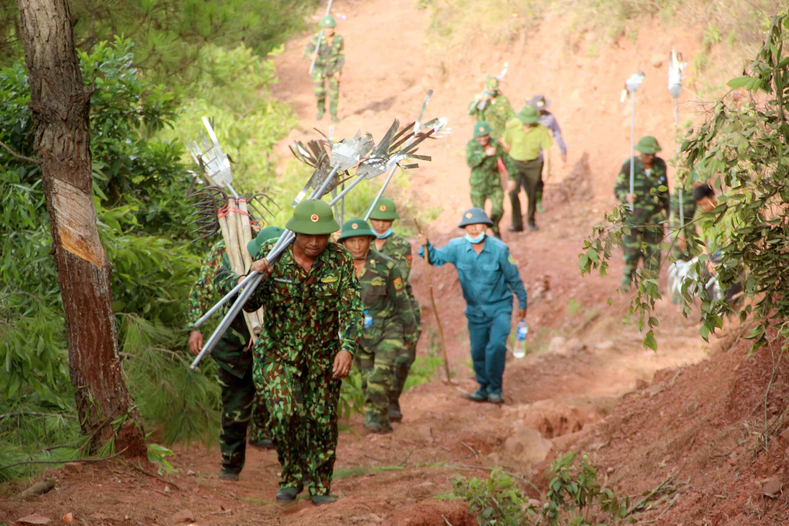 Lực lượng di chuyển khó khăn do địa hình dốc đứng. Ảnh: Quang An