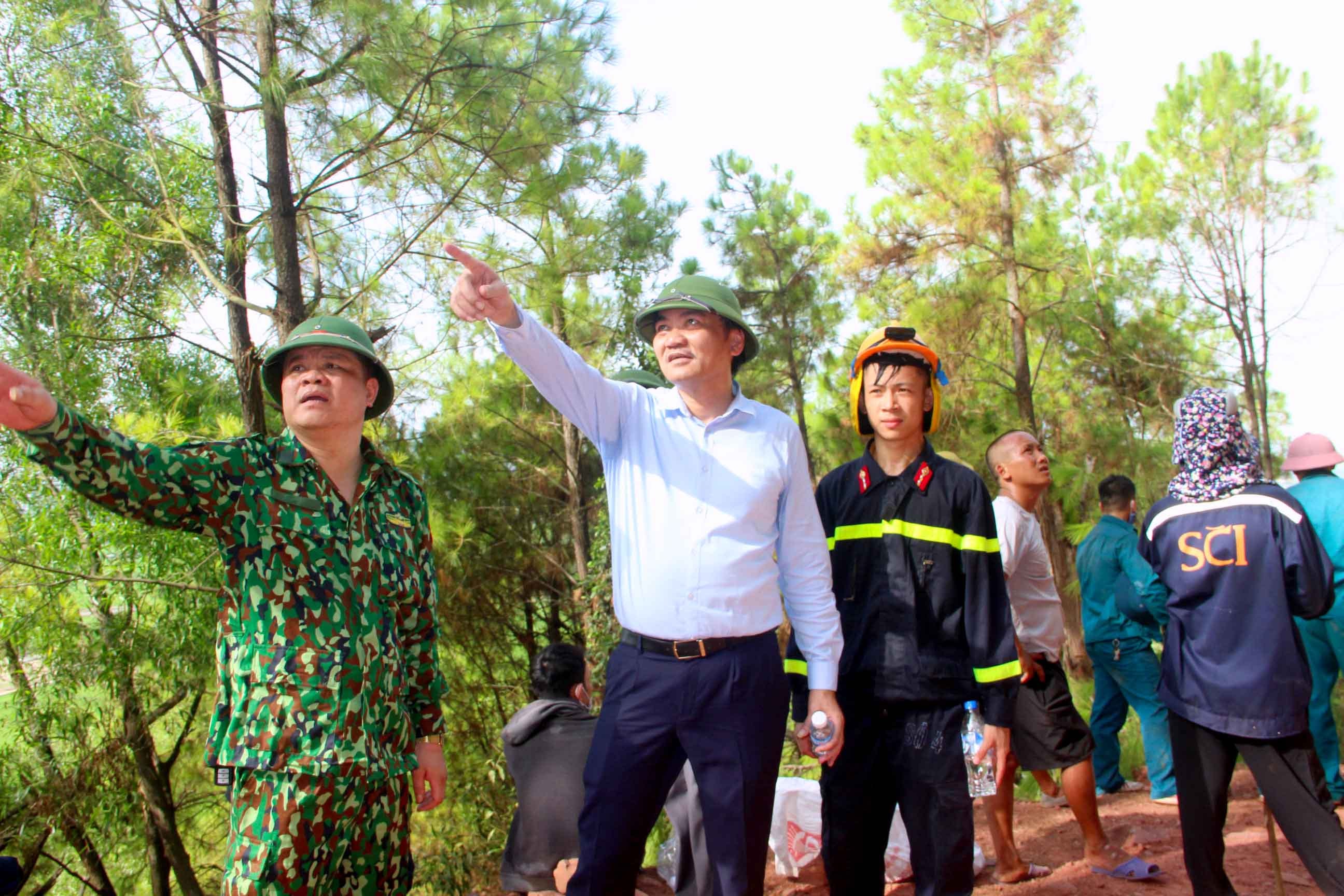 Đồng chí Hoàng Nghĩa Hiếu - Phó Chủ tịch UBND tỉnh chỉ đạo công tác chữa cháy tại hiện trường. Ảnh: Quang An