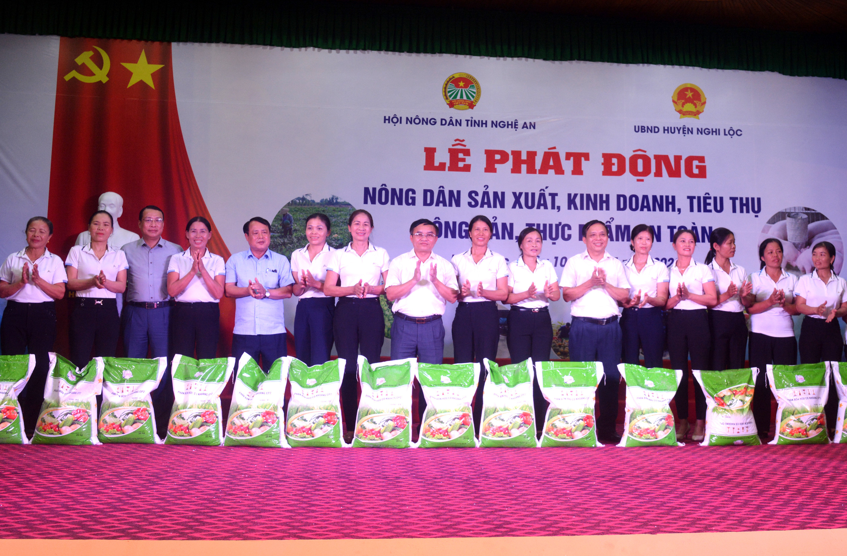 Trao quà cho các hộ nông dân tham gia mô hình sản xuất thực phẩm an toàn của xã Nghi Long (Nghi Lộc). Ảnh: Thanh Phúc
