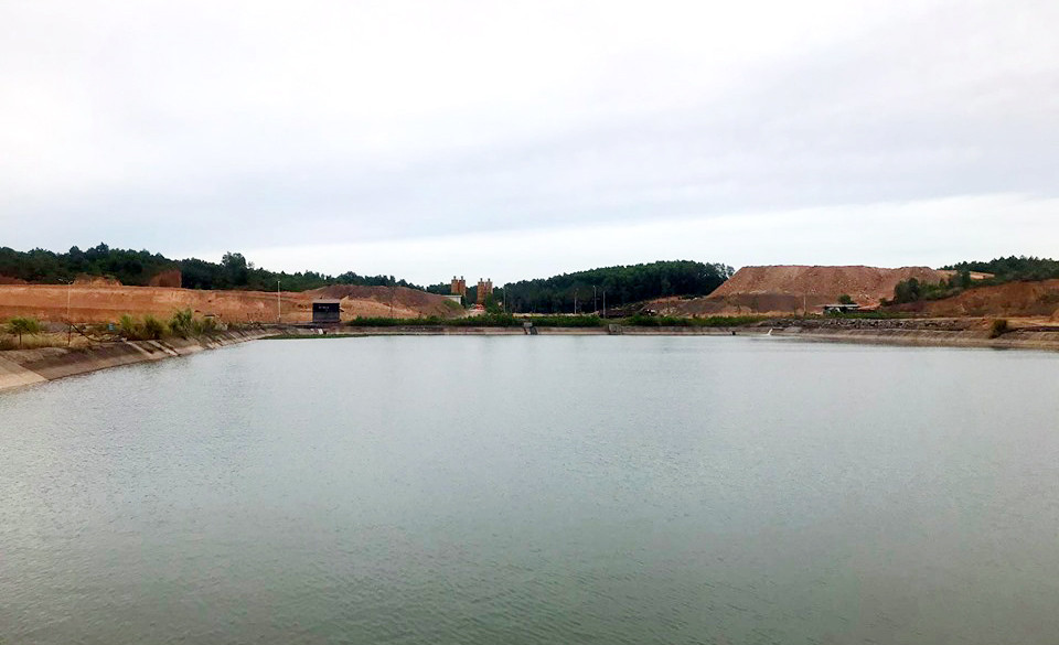 Những ngày qua, đập Đá Bàn ở xã Bài Sơn (Đô Lương) được Nhà máy Xi măng Đô Lương bơm bổ sung lượng nước, thoát khỏi mực nước chết để cung cấp nước cho đồng ruộng. Ảnh Hồ Thắng