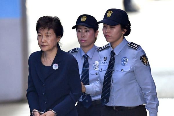 Cựu nữ Tổng thống Hàn Quốc Park Geun-hye bị cảnh sát áp giải đến Tòa án Seoul. Ảnh: Reuters