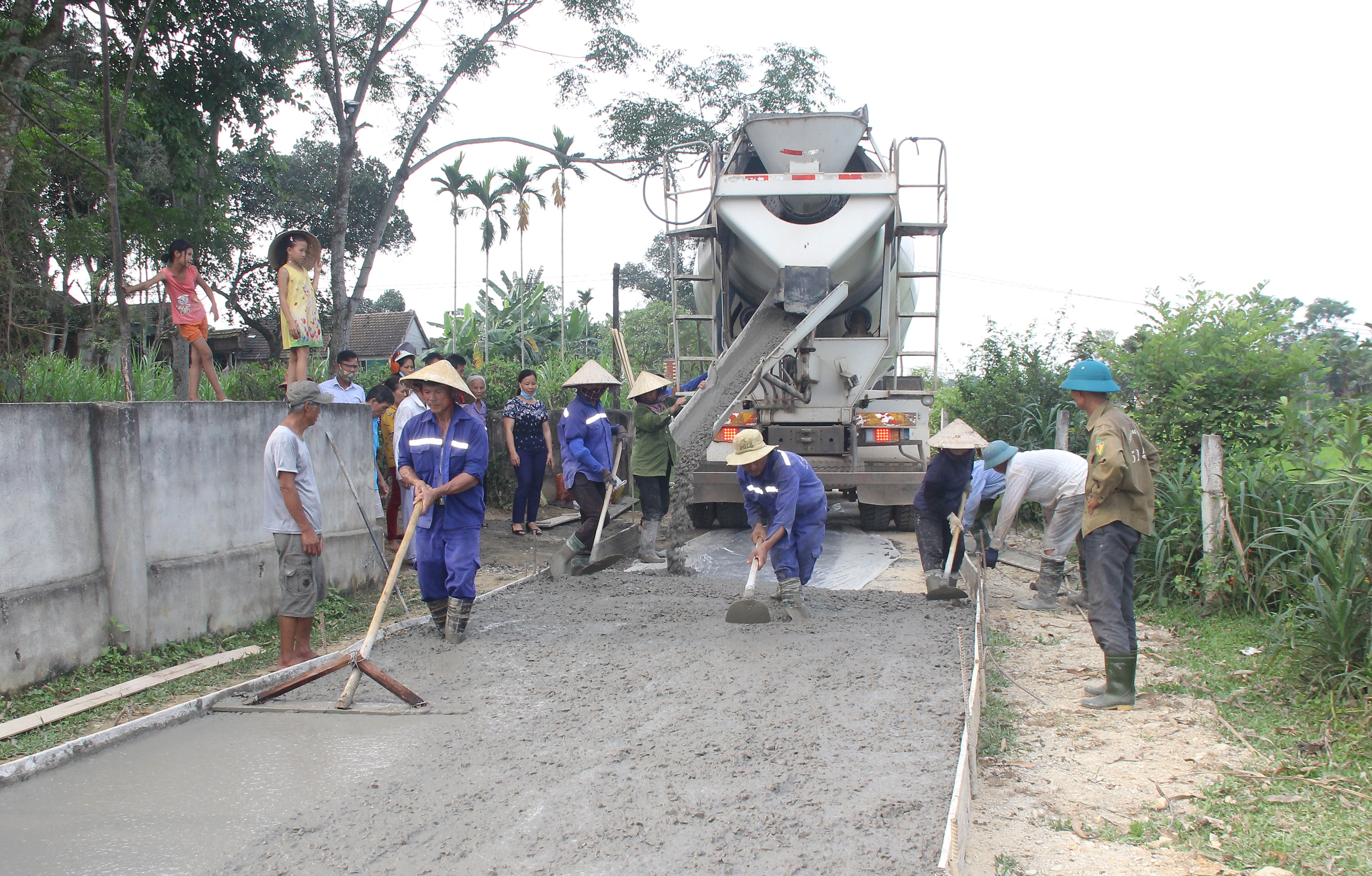 Nhân dân xã Thanh Long (Thanh Chương) tham gia làm đường giao thông nông thôn. Ảnh: Mai Hoa