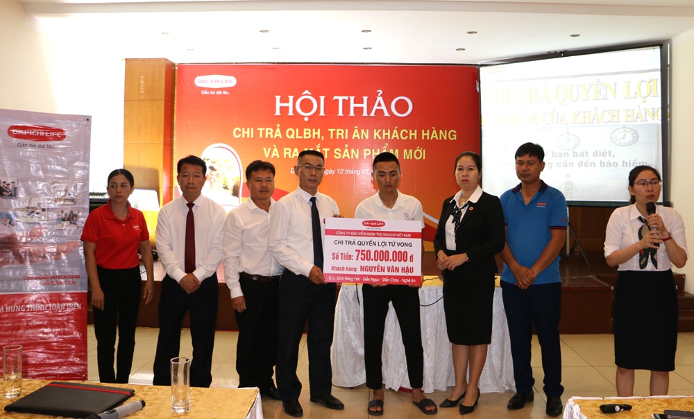Đại diện Dai-ichi khu vực Bắc Trung Bộ và Văn phòng Diễn Châu chi trả quyền lợi cho gia đình khách hàng rủi ro. Ảnh: Nguyễn Hải
