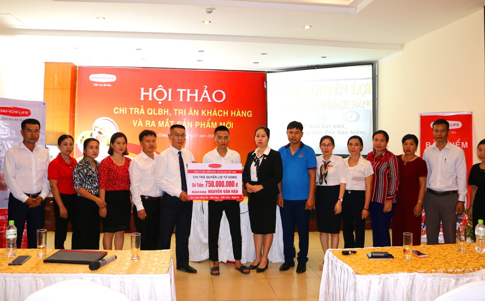 Đại diện tư vấn viên, các trưởng nhóm Văn phòng Dai-ichi Diễn Châu chia sẻ với gia đình khách hàng bị rủi ro. Ảnh: Nguyễn Hải