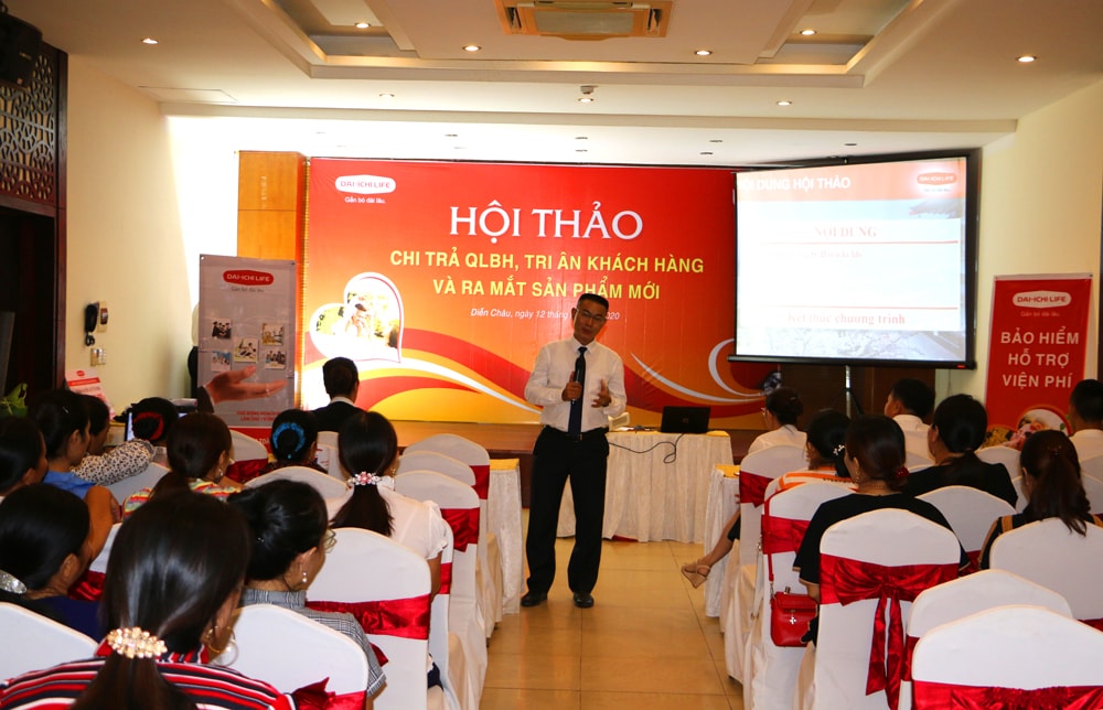 Ông Trần Trung Chính - Giám đốc Kinh doanh vùng Bắc Trung bộ 2 Dai -ichi Việt Nam giới thiệu về quá trình tham gia thị trường Việt Nam của Bảo hiểm Nhân thọ Dai-ichi Việt Nam. Ảnh: Nguyễn Hải