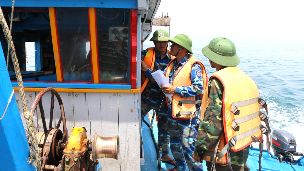 Đoàn kiểm tra trang thiết bị phương tiện cứu sinh trên tàu cá và nhắc nhở các chủ tàu cá và ngư dân chấp hành đầy đủ vì an toàn của chính mình. Ảnh: Nguyễn Hải