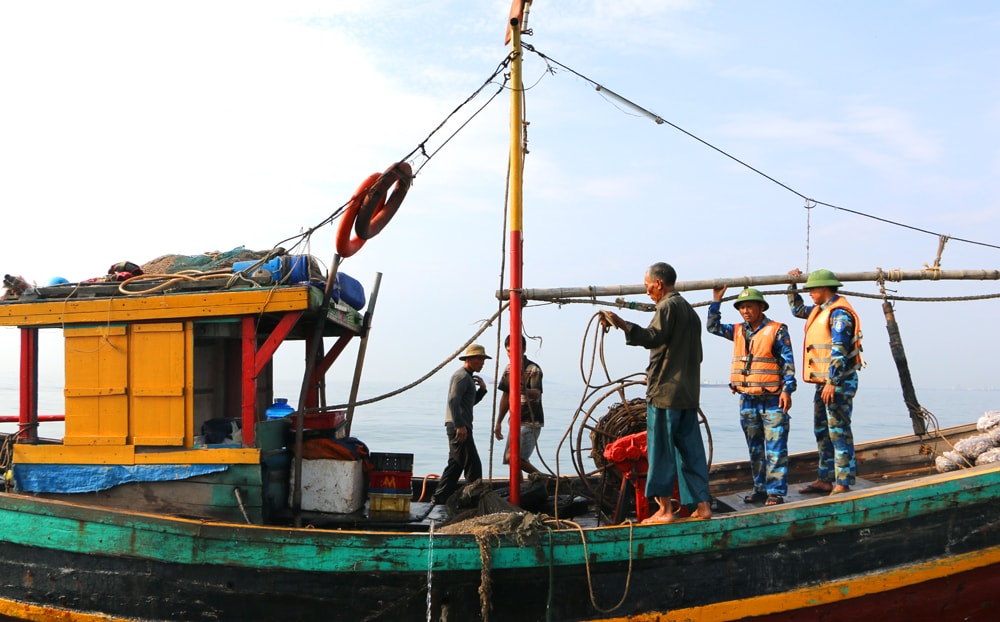 Lực lượng kiểm tra giám sát chủ tàu cá vi phạm kéo ngư lưới cụ trở lại sau khi cắt bỏ, vứt xuống vùng biển tự nhiên nhằm chạy trốn. Ảnh: Nguyễn Hải