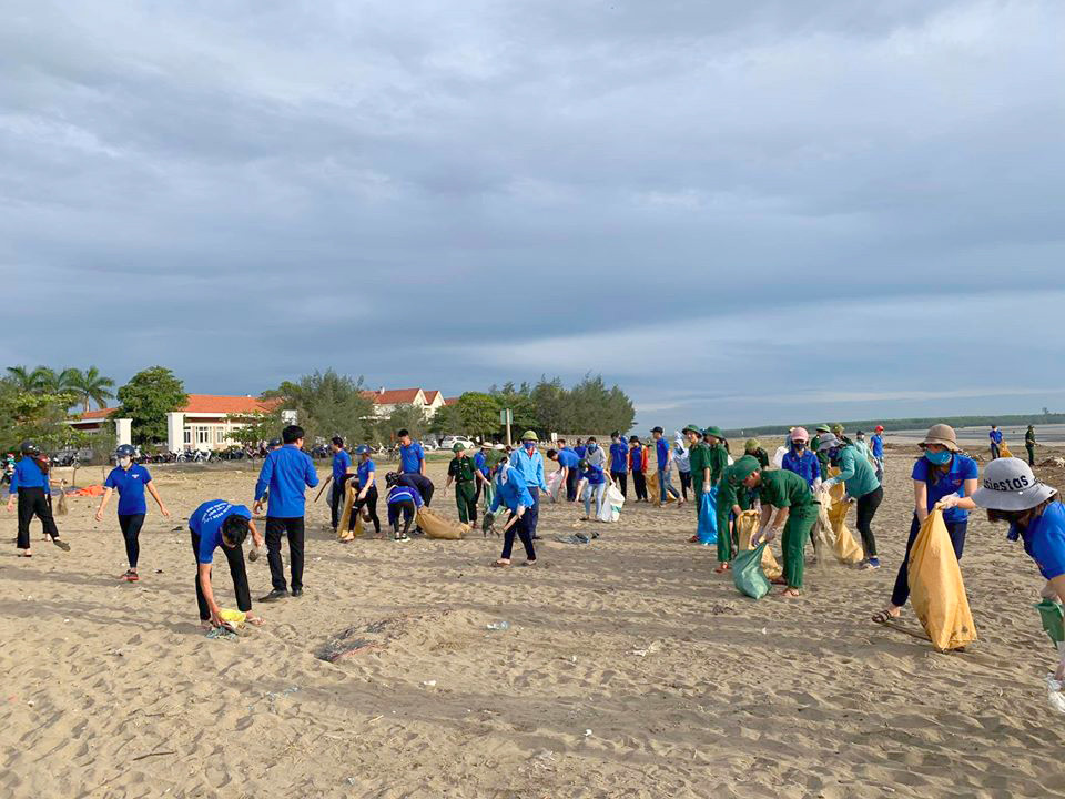 Hơn 400 đoàn viên tham gia dọn rác tại bãi biển Diễn Thành trong sáng 12/7. Ảnh: Q.A