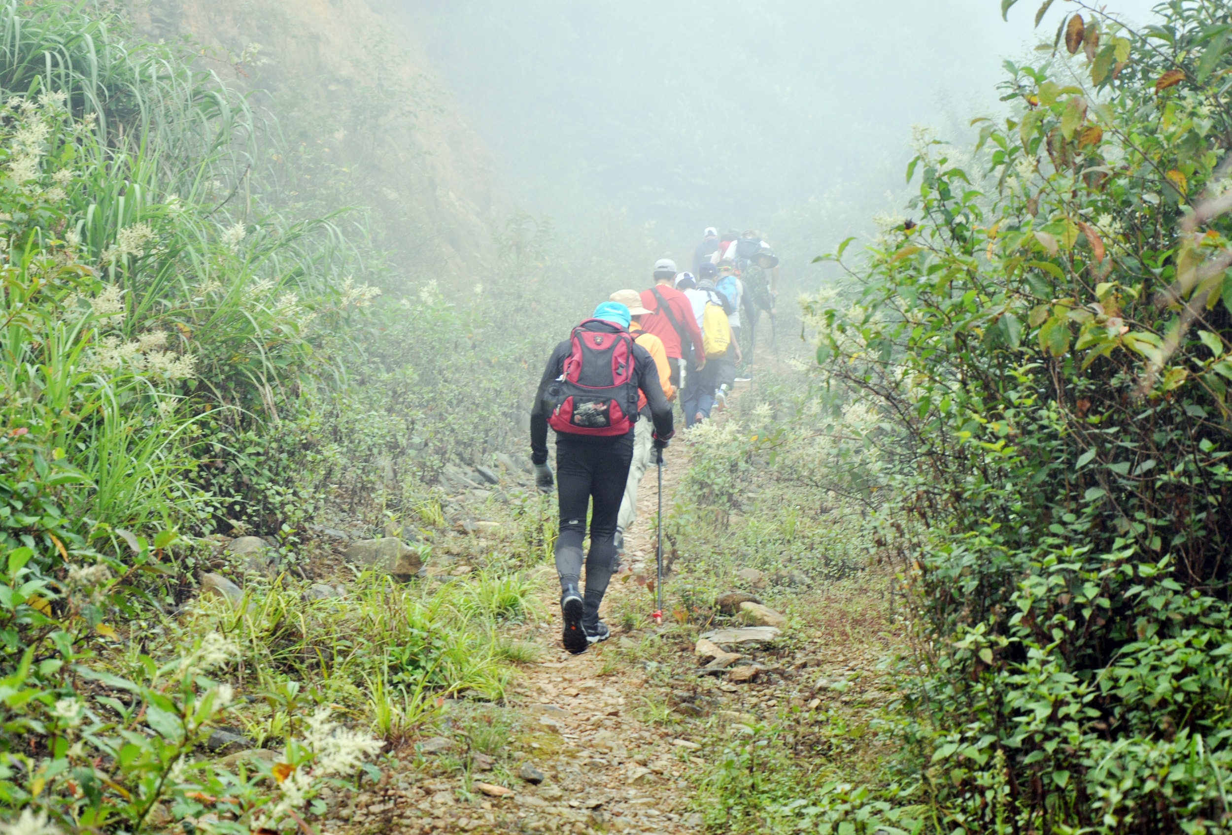 3.Chặng đường đi bộ leo núi có chiều dài gần 20km theo đường tuần tra biên giới và lẫn trong sương mù