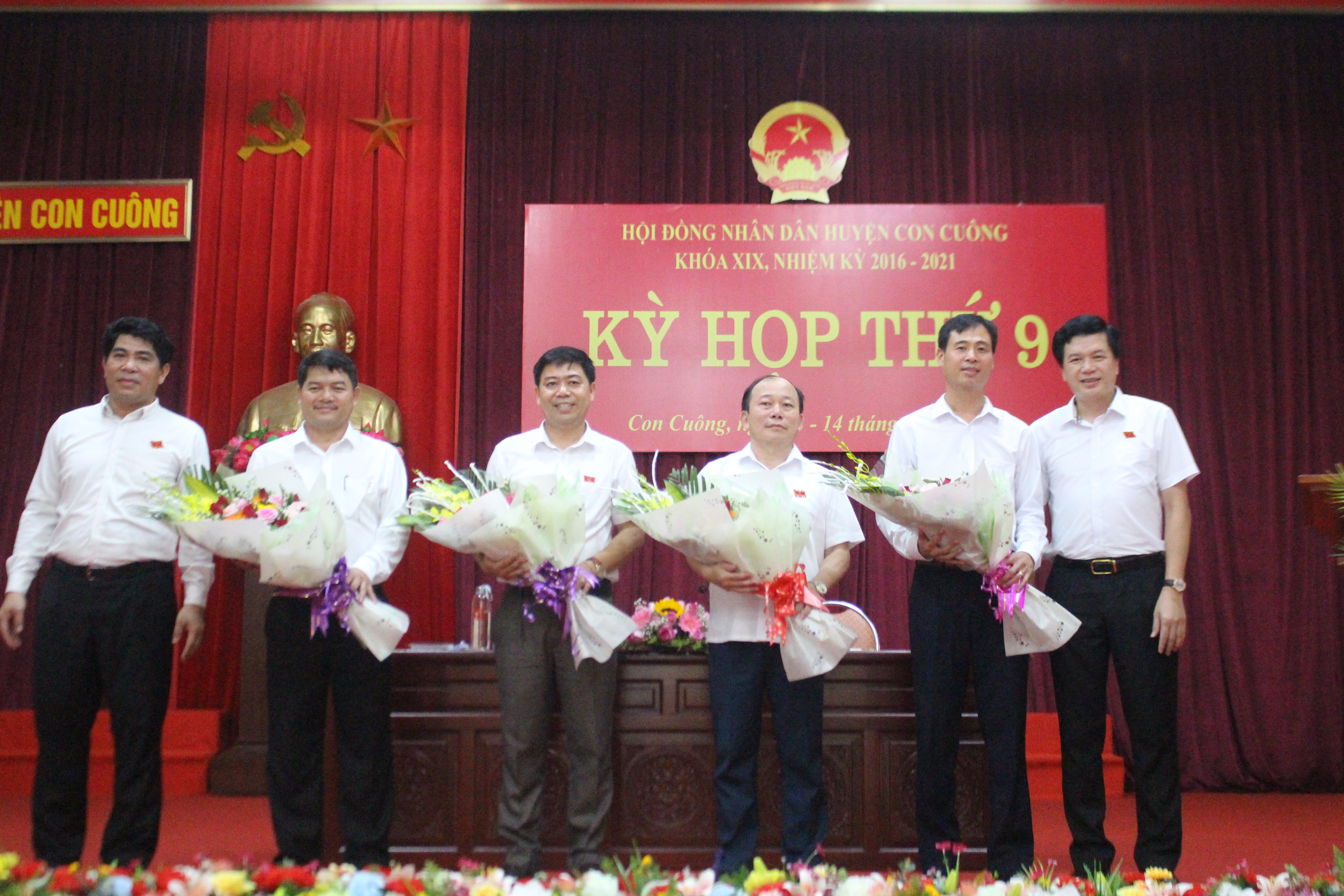 Lãnh đạo huyện Con Cuông tặng hoa chúc mừng các đồng chí vừa được bầu vào các vị trí chủ chốt HĐND và UBND huyện. Ảnh: Bảo Hân 
