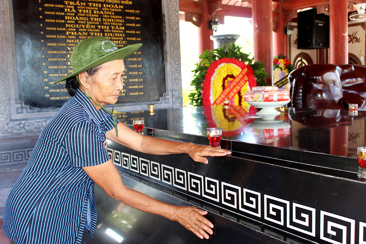 Cựu TNXP thăm viếng phần mộ các liệt sĩ TNXP Truông bồn. Ảnh: Thành Chung