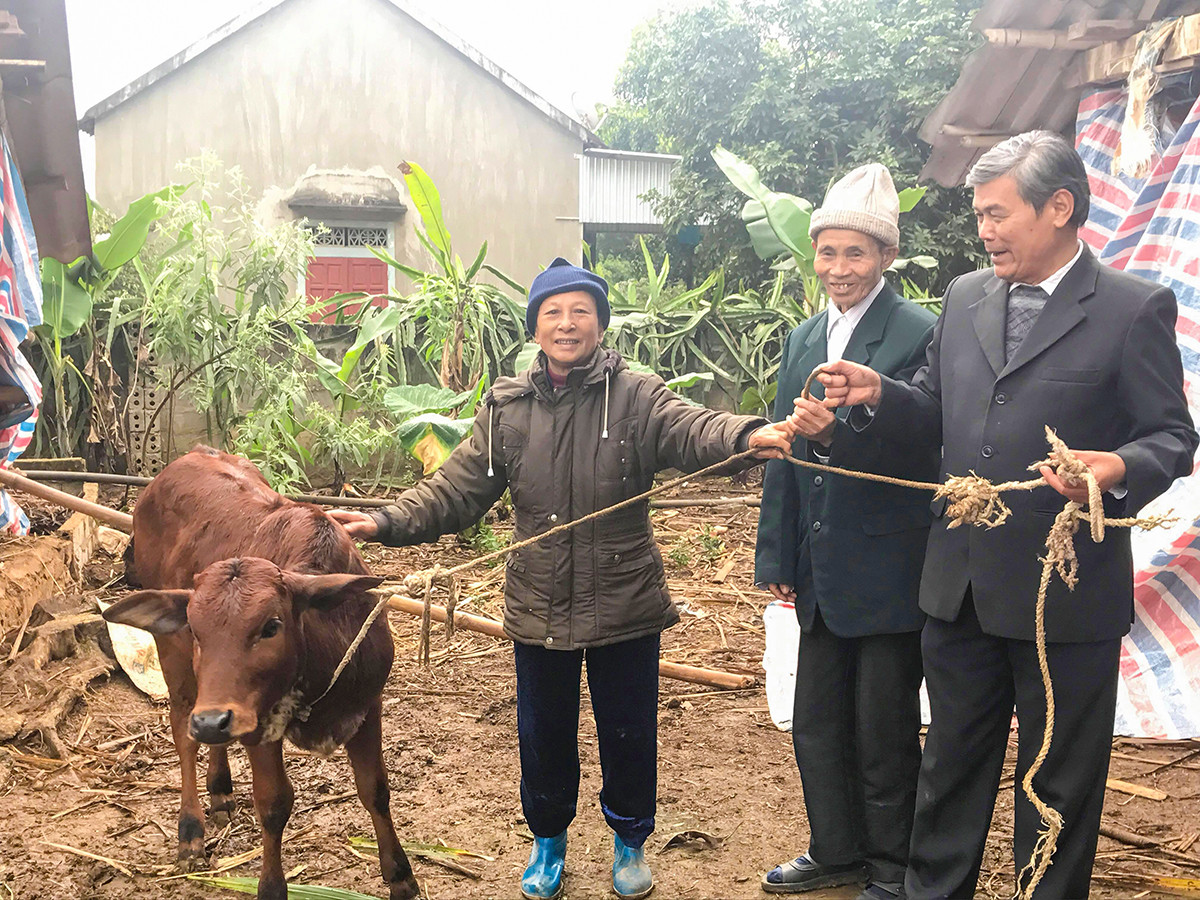 Trao bê giống cho cựu TNXP gặp khó khăn ở xã Nghĩa An huyện Nghĩa Đàn. Ảnh Minh Thái