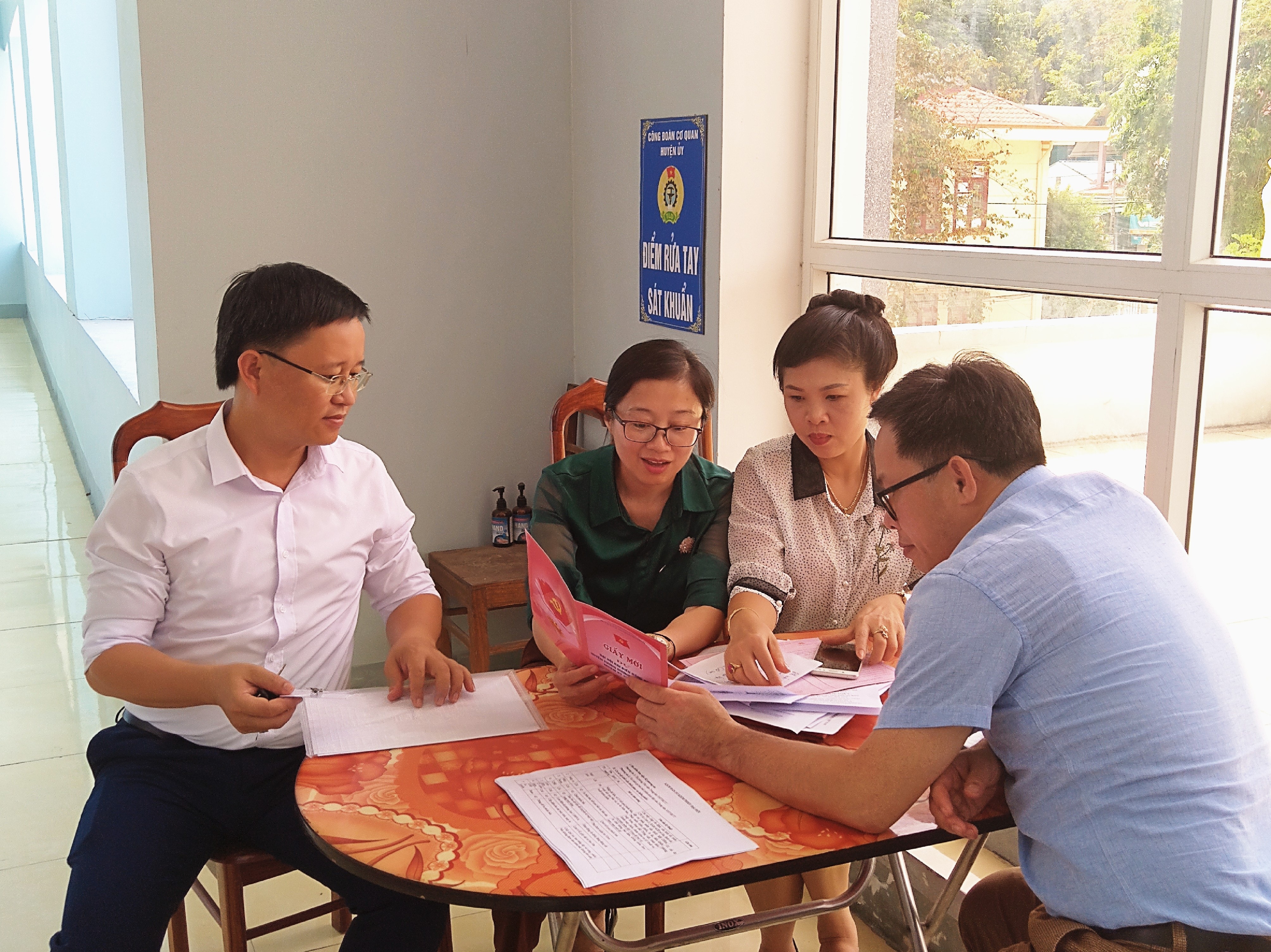 Đồng chí Mạc Văn Nguyên và các đồng chí bàn bạc, thảo luận công tác chuẩn bị cho Đại hội Đảng bộ huyện. Ảnh: Hoài Thu