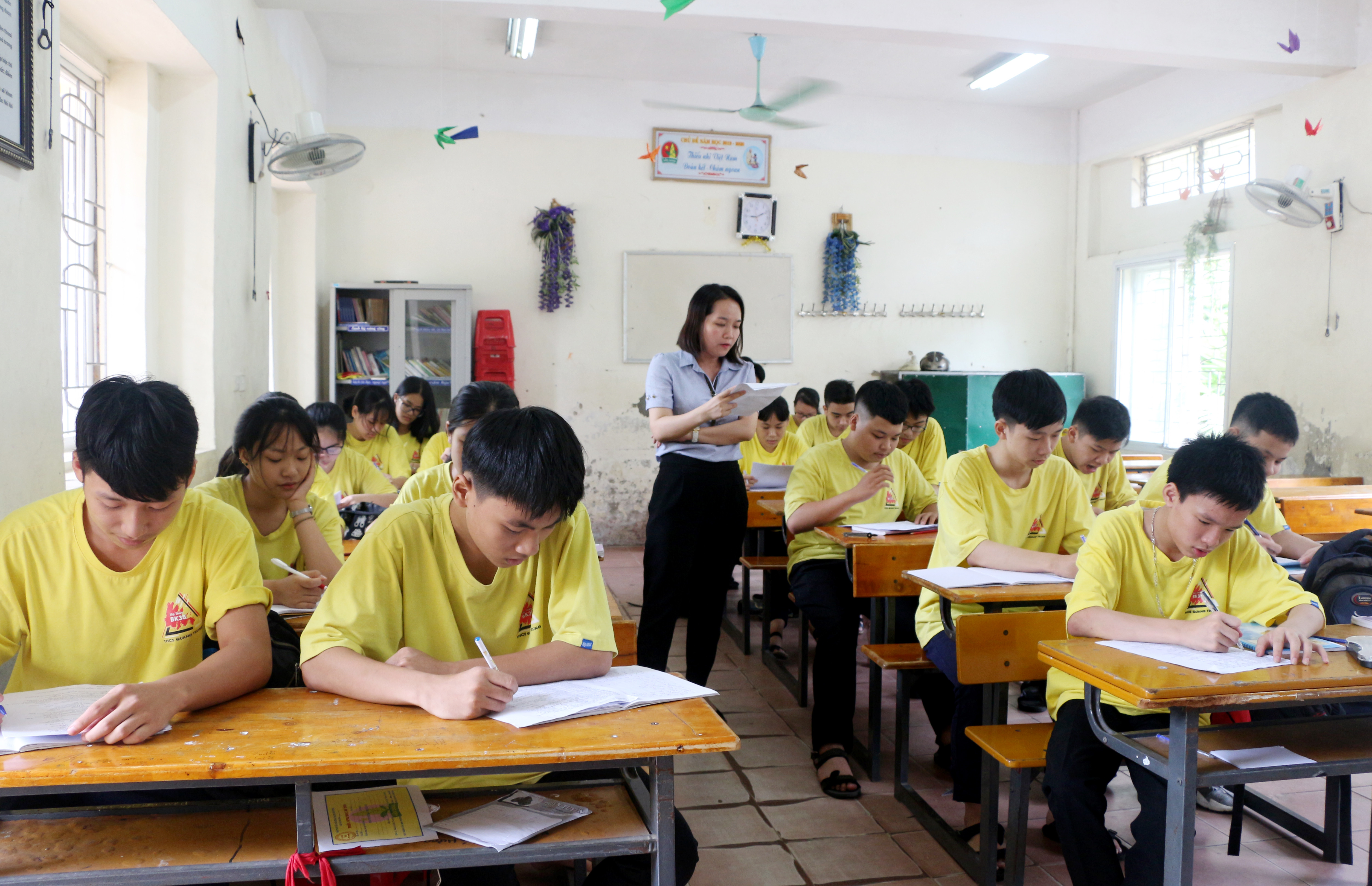 Tiết ôn tập của học sinh Trường THCS Quang Trung- TPVinh. Ảnh: Mỹ Hà