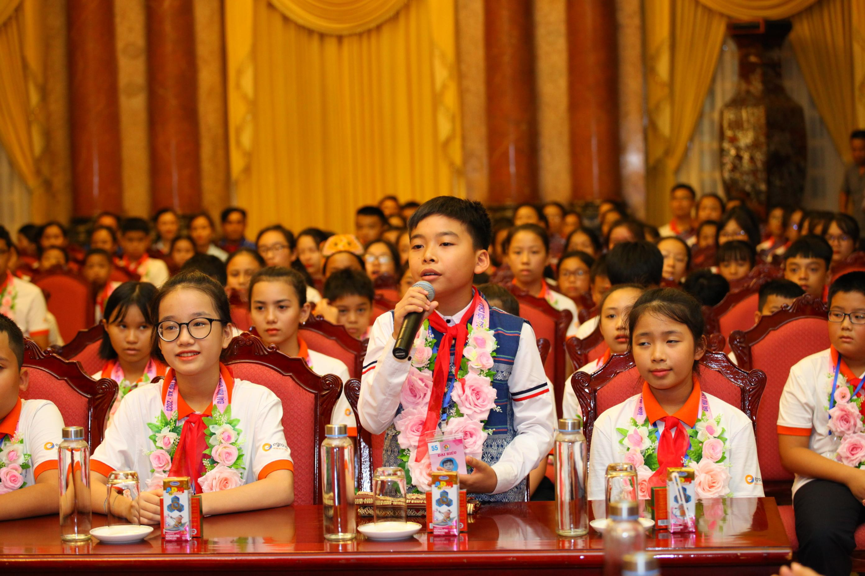 Các đại biểu đặt câu hỏi, giao lưu với Phó Chủ tịch nước. Ảnh: Nguyễn Quỳnh.