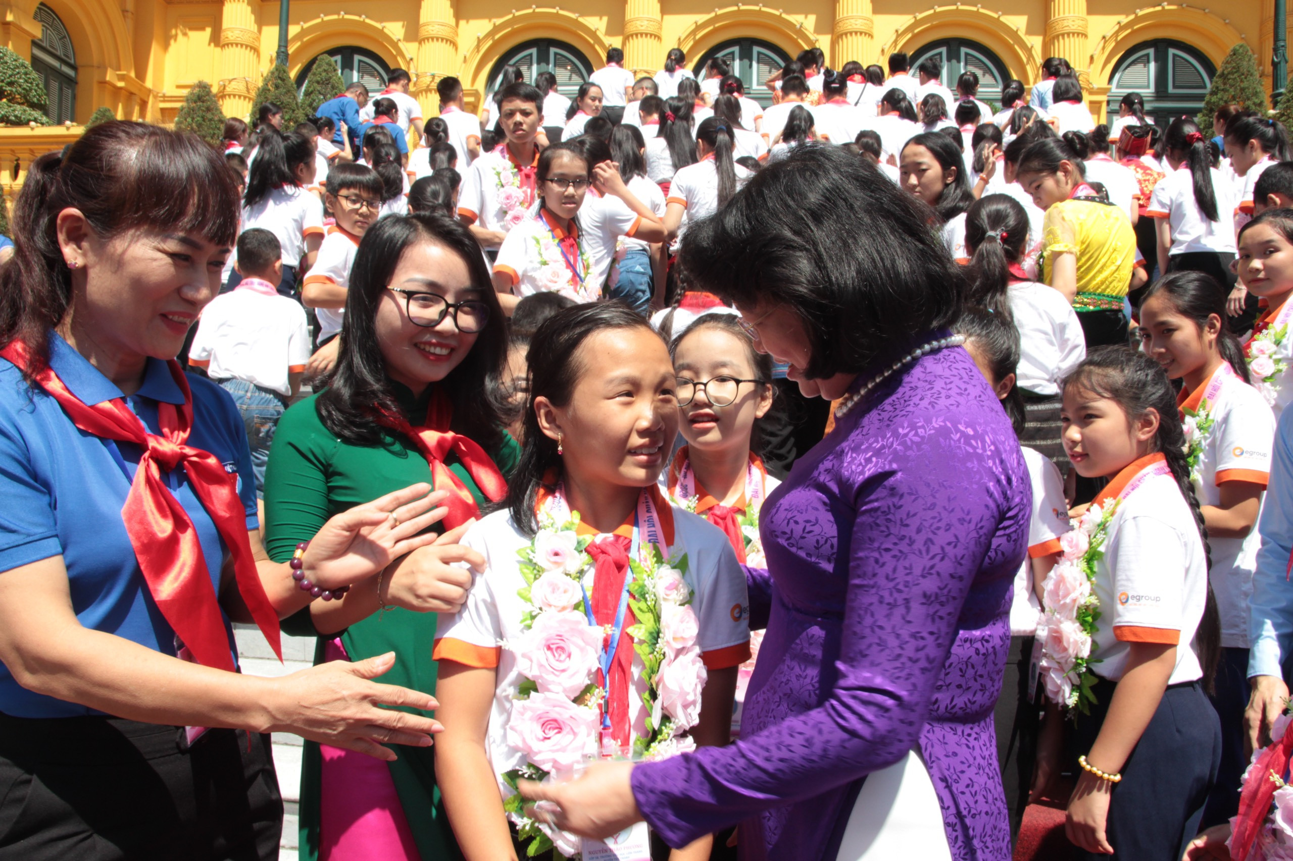 Phó Chủ tịch nước tặng hoa chúc mừng các đại biểu. Ảnh: Nguyễn Quỳnh.