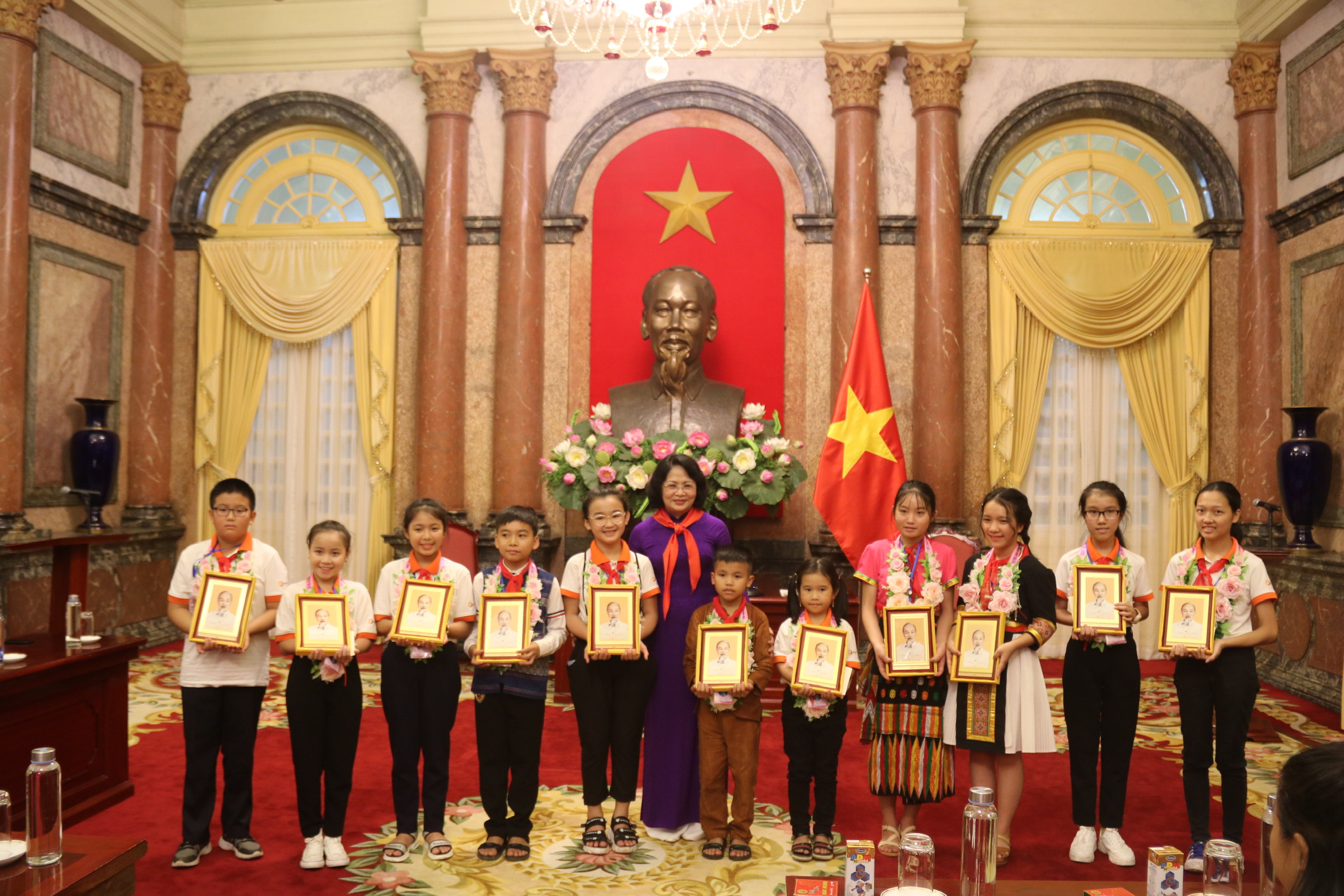 Phó Chủ tịch nước Đặng Thị Ngọc Thịnh tặng quà cho các đại biểu. Ảnh: Nguyễn Quỳnh.