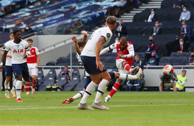 Lacazette lập siêu phẩm sút xa cháy lưới Tottenham.